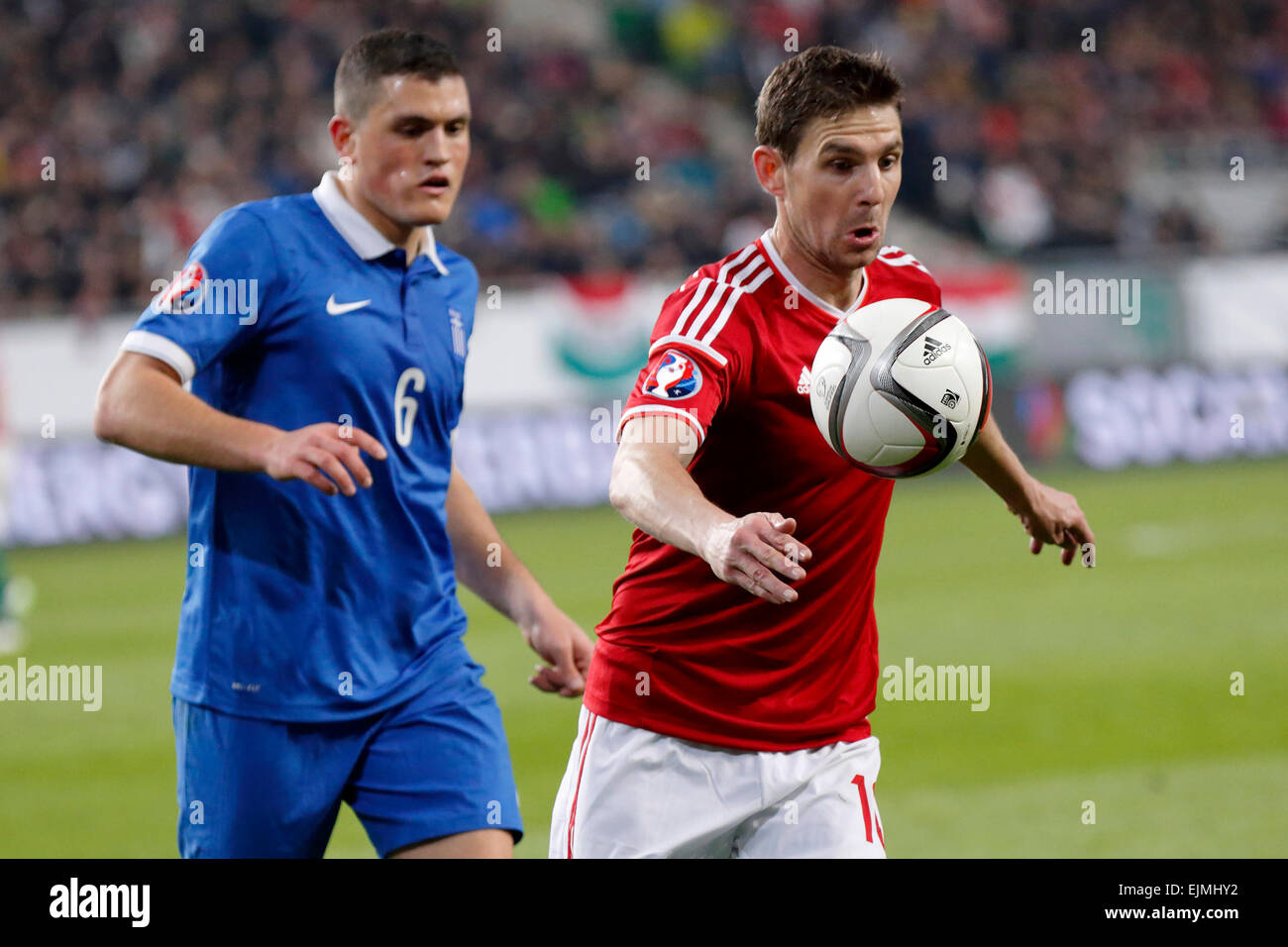 Budapest, Hongrie. 29 mars, 2015. Le Hongrois Zoltan Gera (r) est suivie par le Grec Kyriakos Papadopoulos Hongrie contre la Grèce au cours de l'UEFA Euro 2016 football match qualificatif en Groupama Arena. Credit : Laszlo Szirtesi/Alamy Live News Banque D'Images