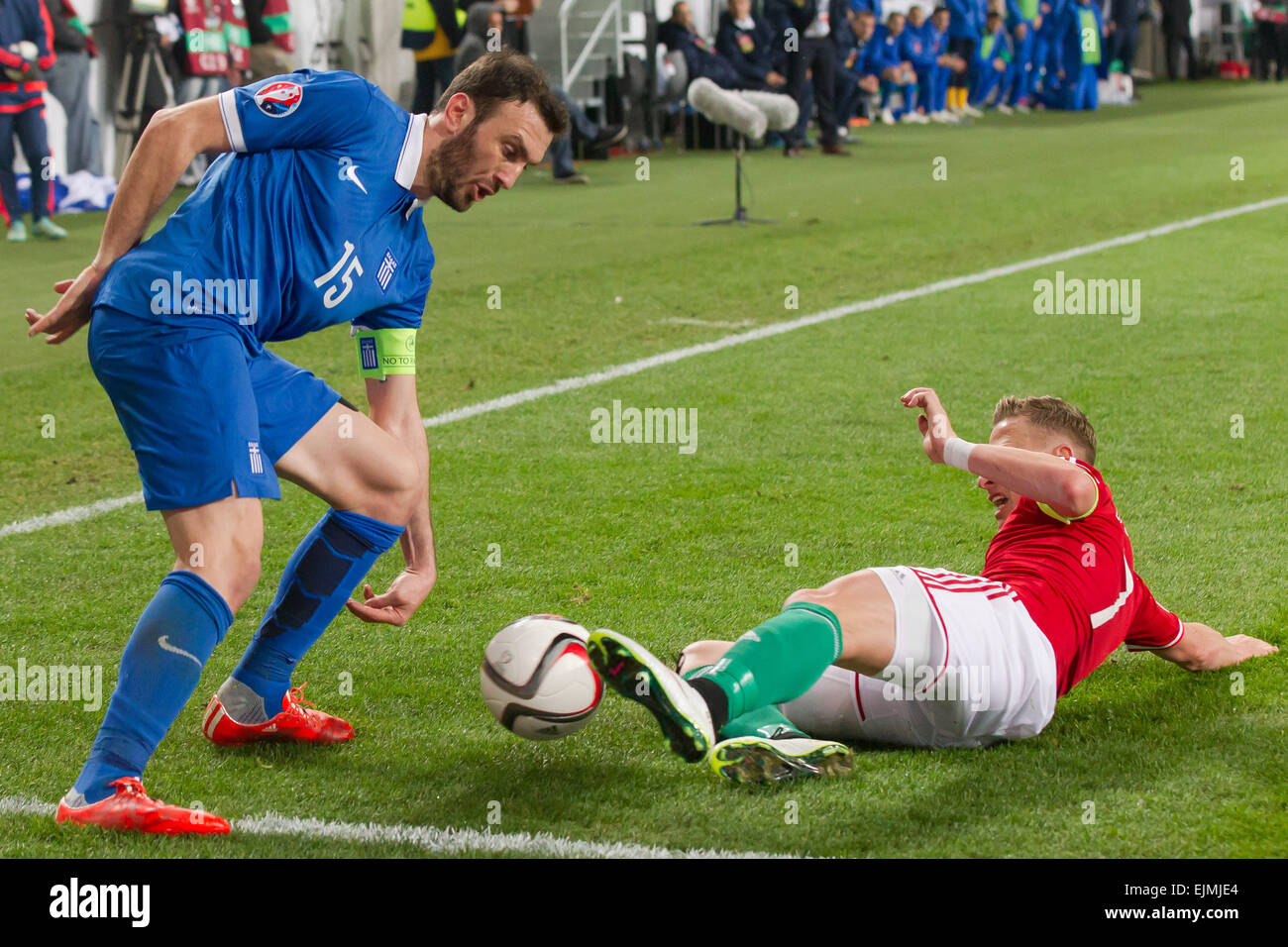 Budapest, Hongrie. Mar 29, 2015. Vasilis Vasílis (L) de la Grèce rivalise avec Balazs Dzsudzsak de Hongrie au cours de leur l'UEFA Euro 2016 Groupe F match de qualification à la Groupama Arena Stadium à Budapest, Hongrie le 29 mars 2015. Le match s'est terminé par 0-0 draw. Credit : Attila Volgyi/Xinhua/Alamy Live News Banque D'Images