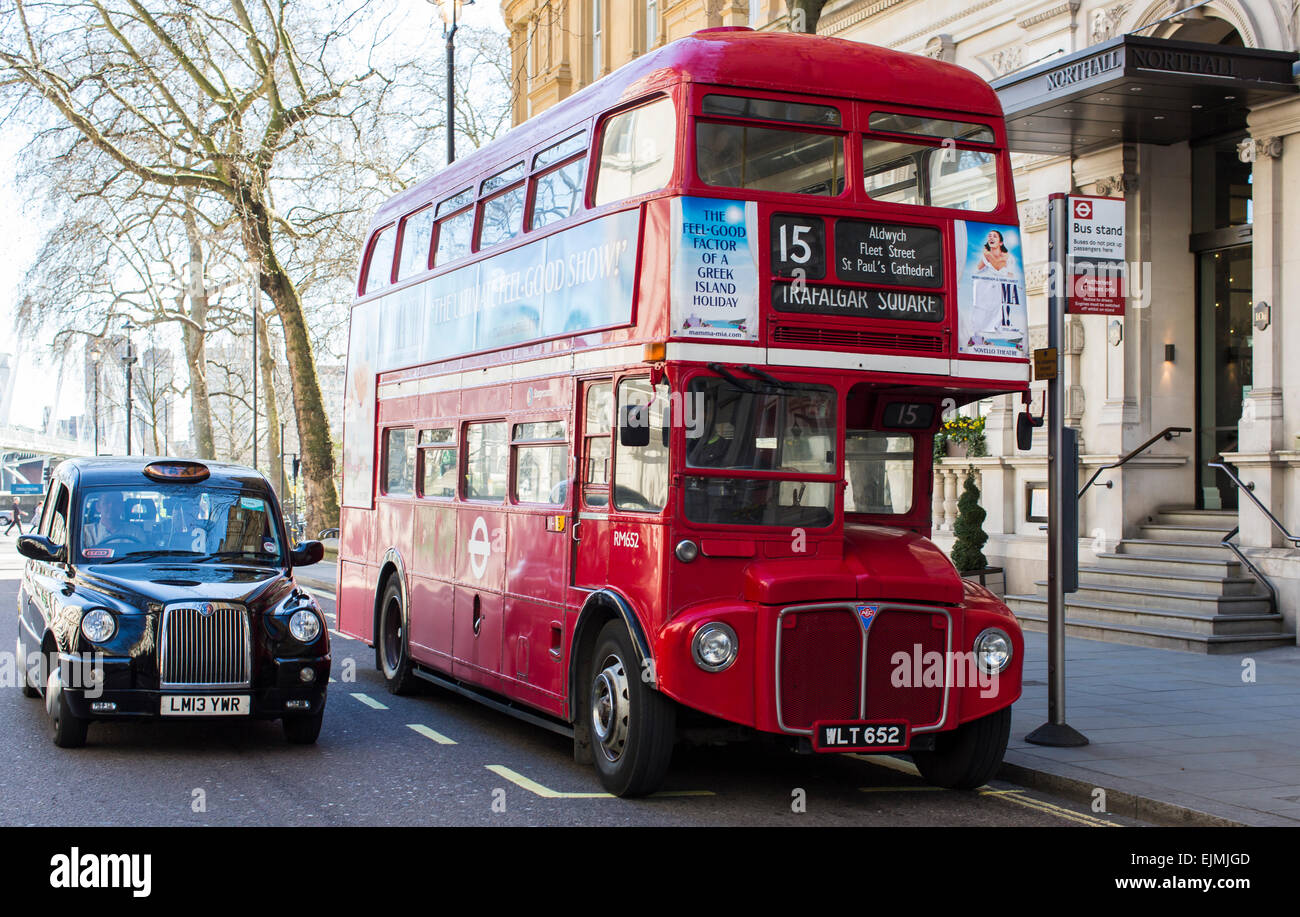 Bus à impériale rouge et London, London taxi Banque D'Images