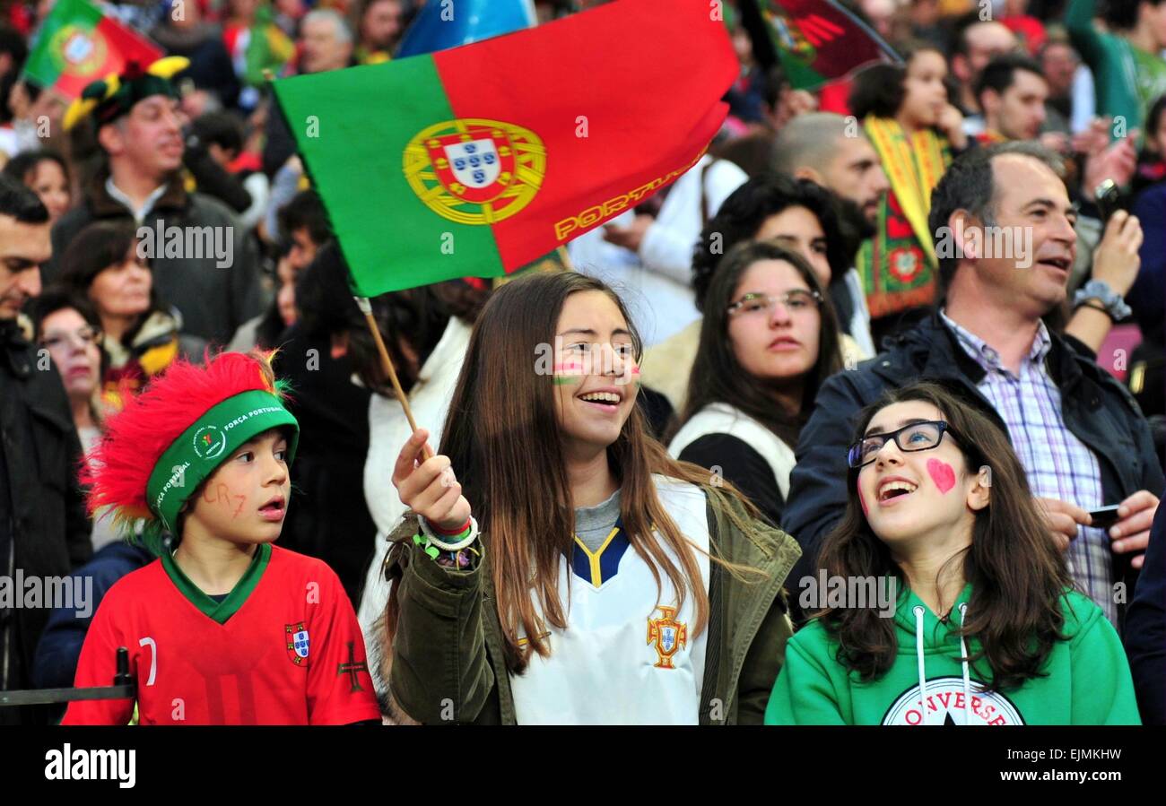 Lisbonne, Portugal. Mar 29, 2015. Fans de Portugal réagir après l'UEFA Euro  2016 match de qualification du groupe I entre le Portugal et la Serbie à  Lisbonne, Portugal, le 29 mars 2015.