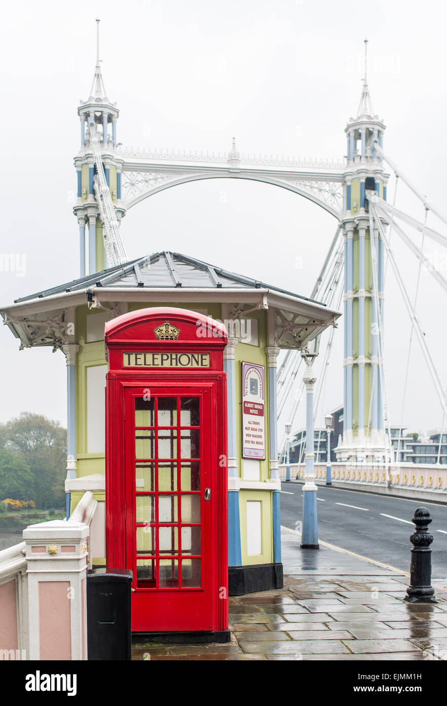 Albert Bridge, London, cabine téléphonique rouge Banque D'Images