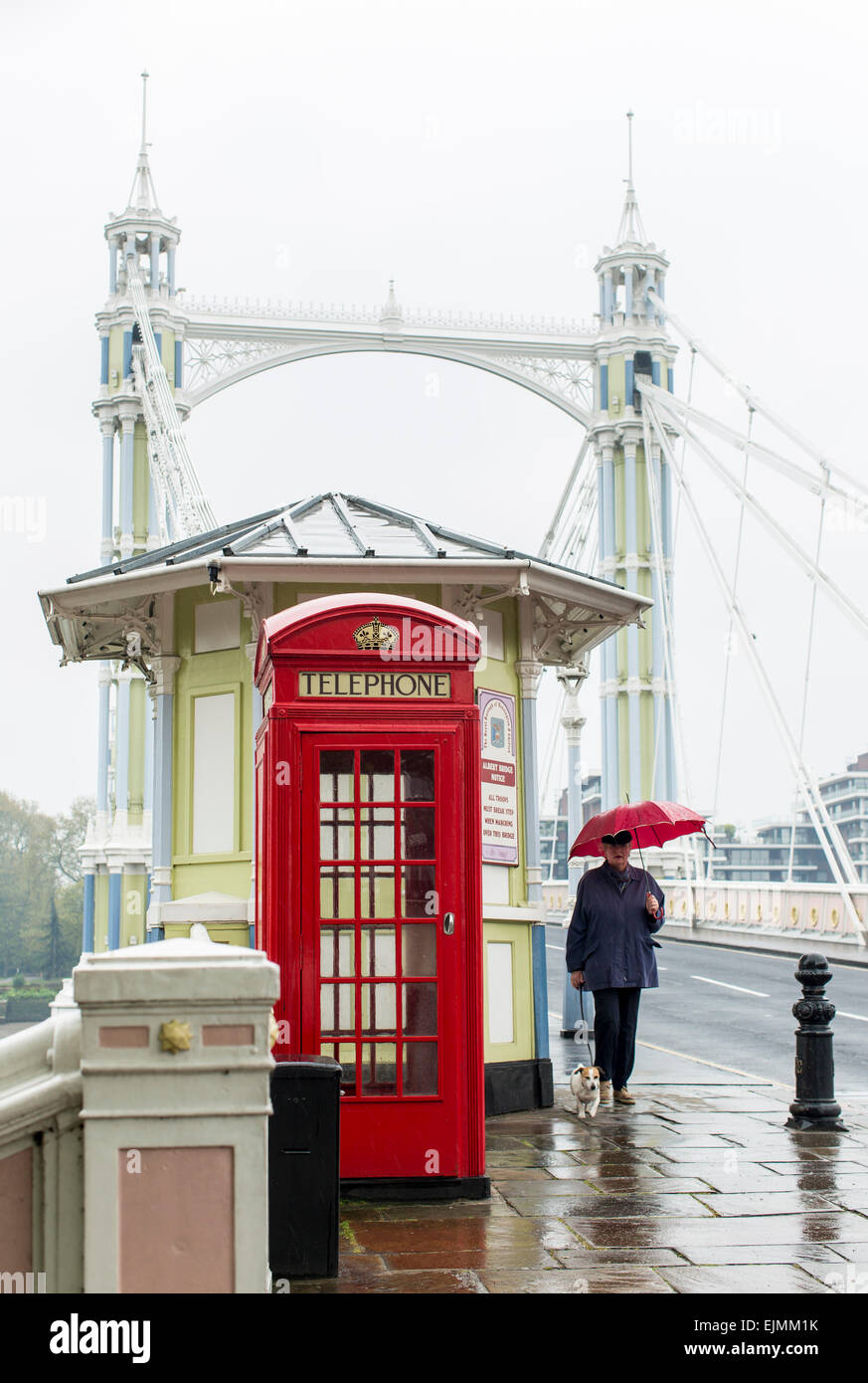 Albert Bridge, cabine téléphonique rouge, zone piétonne avec parapluie, Londres Banque D'Images
