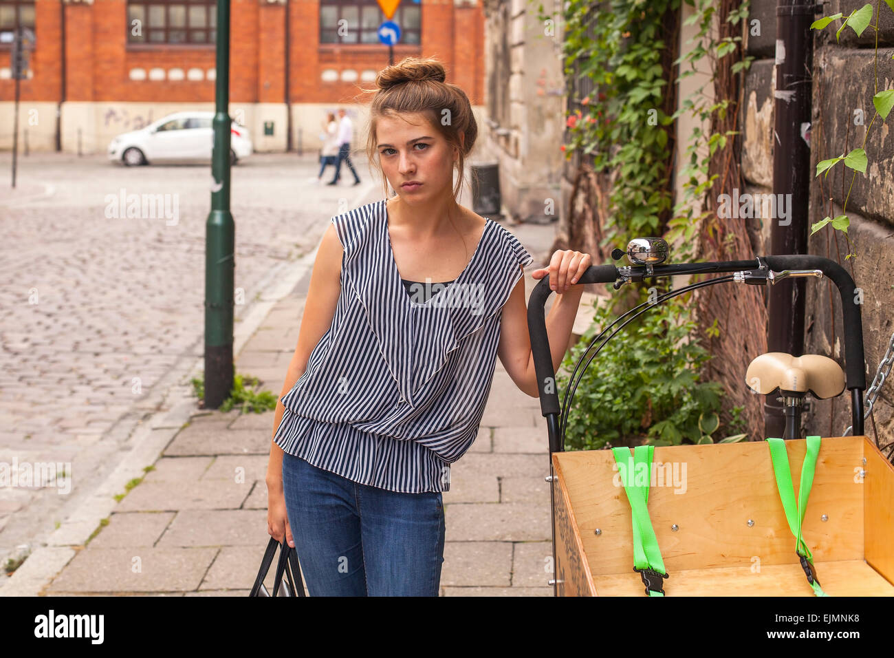 Girl portrait adolescent dans la rue. Banque D'Images