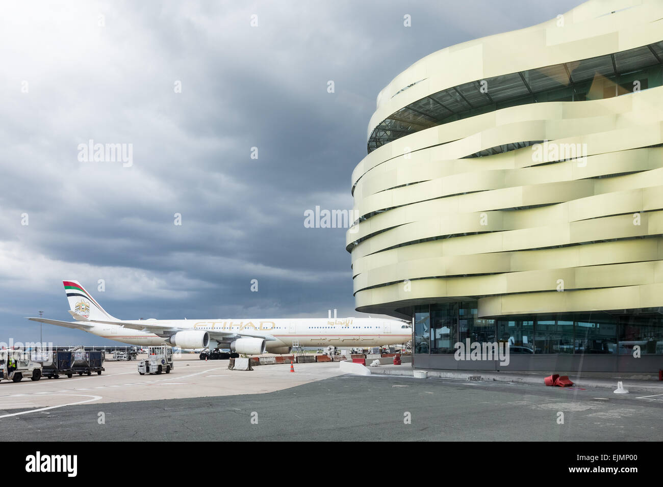 Jour nuageux à l'aéroport Charles de Gaulle, Paris, France, Europe, UNION EUROPÉENNE Banque D'Images