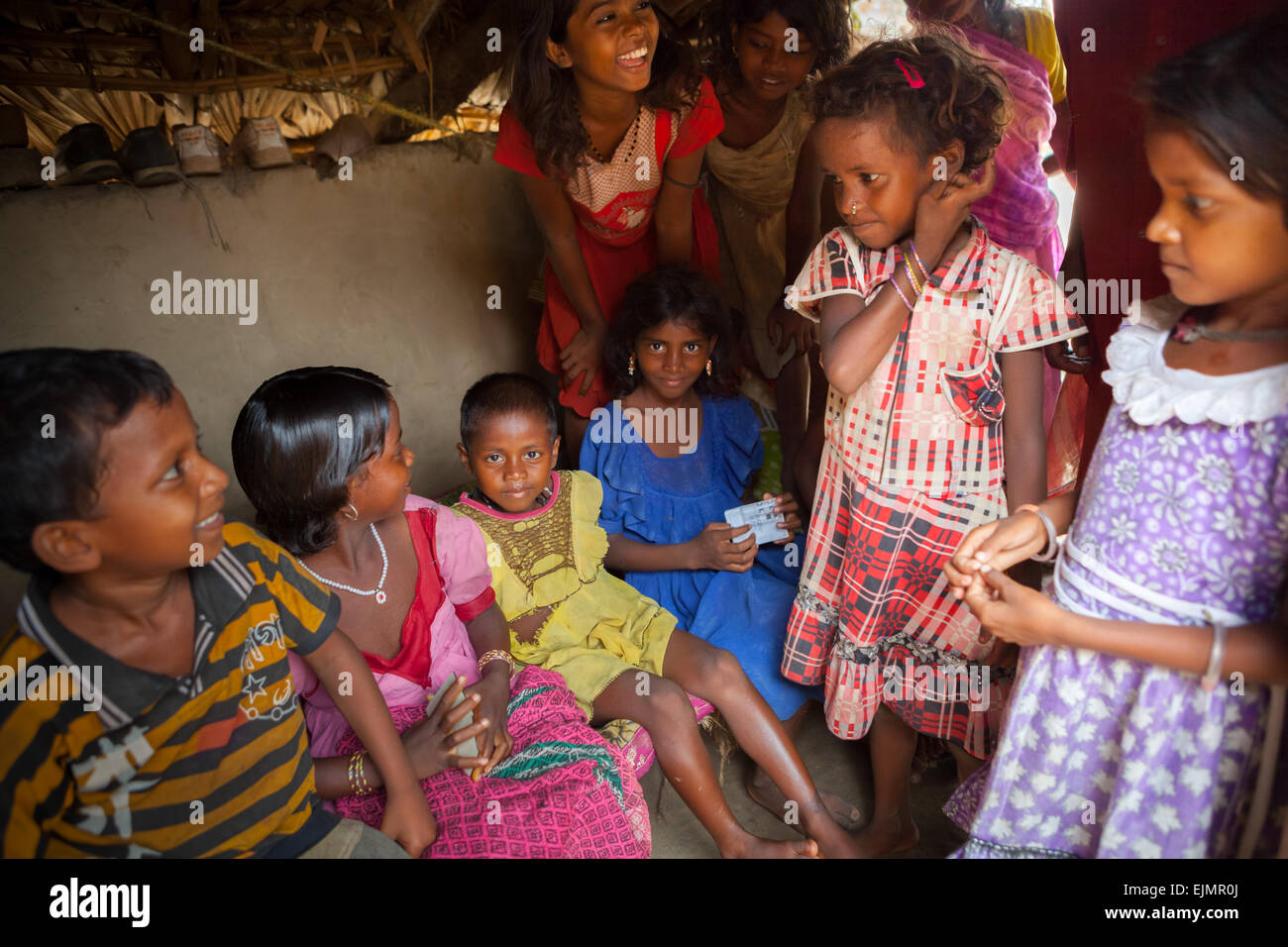 Rassemblement des enfants et le chat à l'intérieur d'une maison rurale au Bihar, en Inde. Banque D'Images