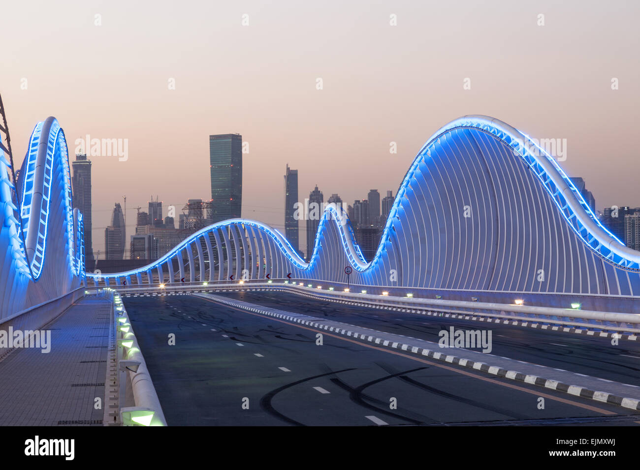 En forme de vague Pont Meydan à Dubaï illuminée la nuit. 13 décembre 2014 à Dubaï, Émirats Arabes Unis Banque D'Images