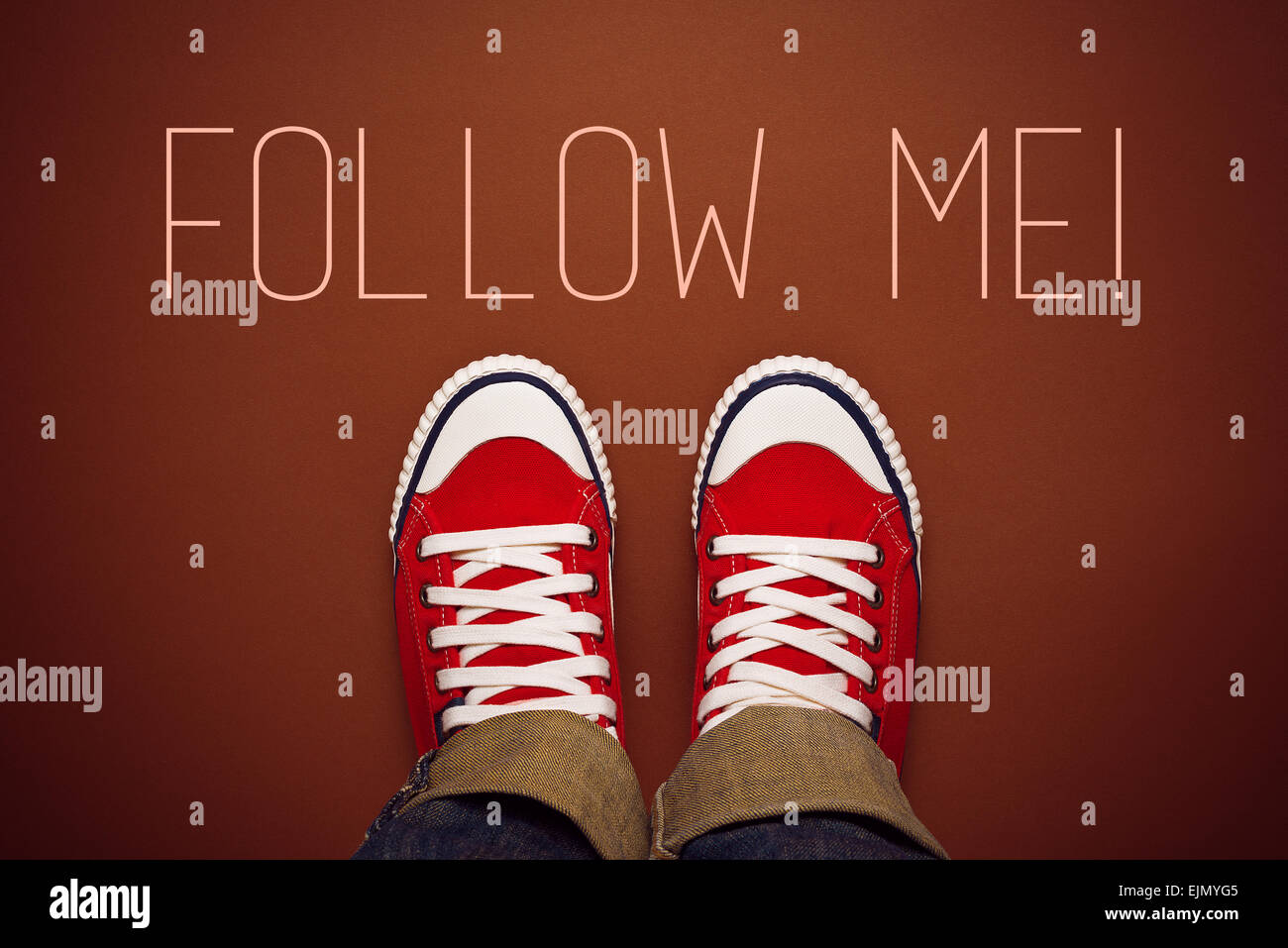 Suivez moi Demander un concept pour les réseaux sociaux sur Internet avec jeune personne en rouge sneakers à partir de ci-dessus. Banque D'Images