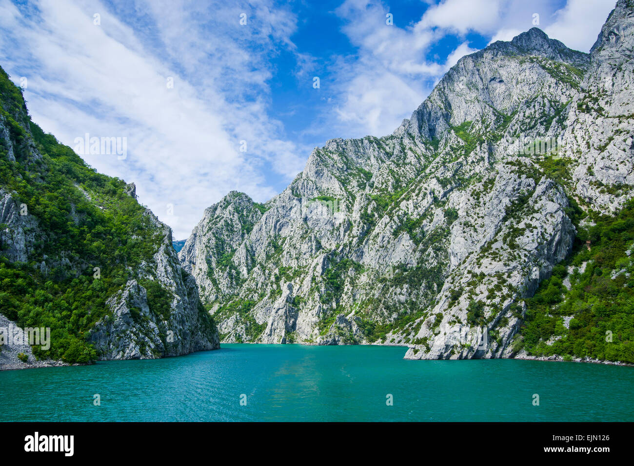 Des falaises abruptes dans le réservoir d'eau, Koman, des Balkans Albanie Banque D'Images