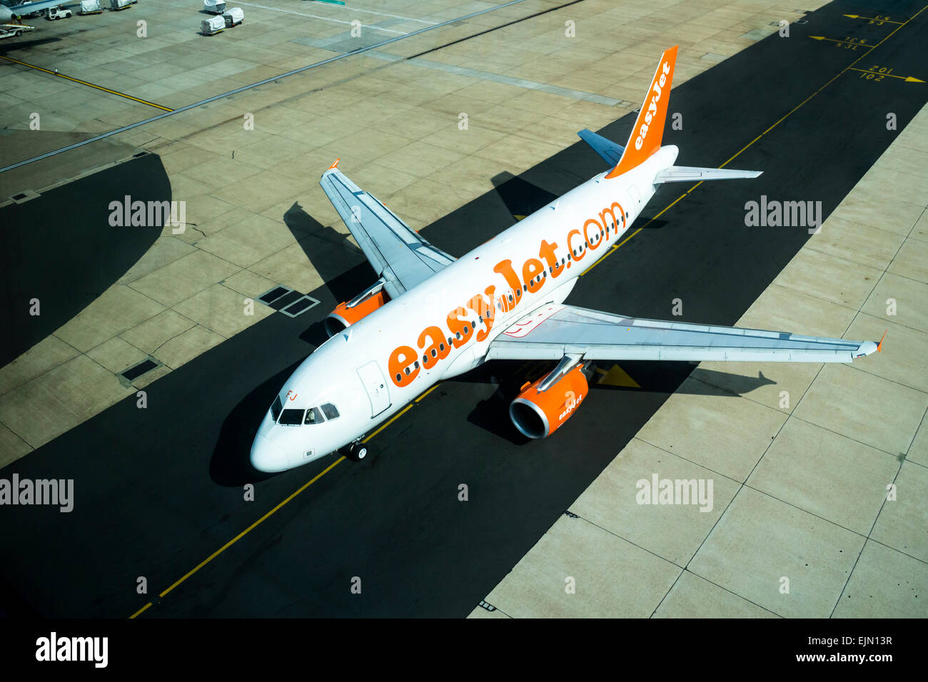 Avion Easyjet sur le tarmac à l'aéroport de Gatwick, north terminal, West Sussex, Angleterre. Banque D'Images