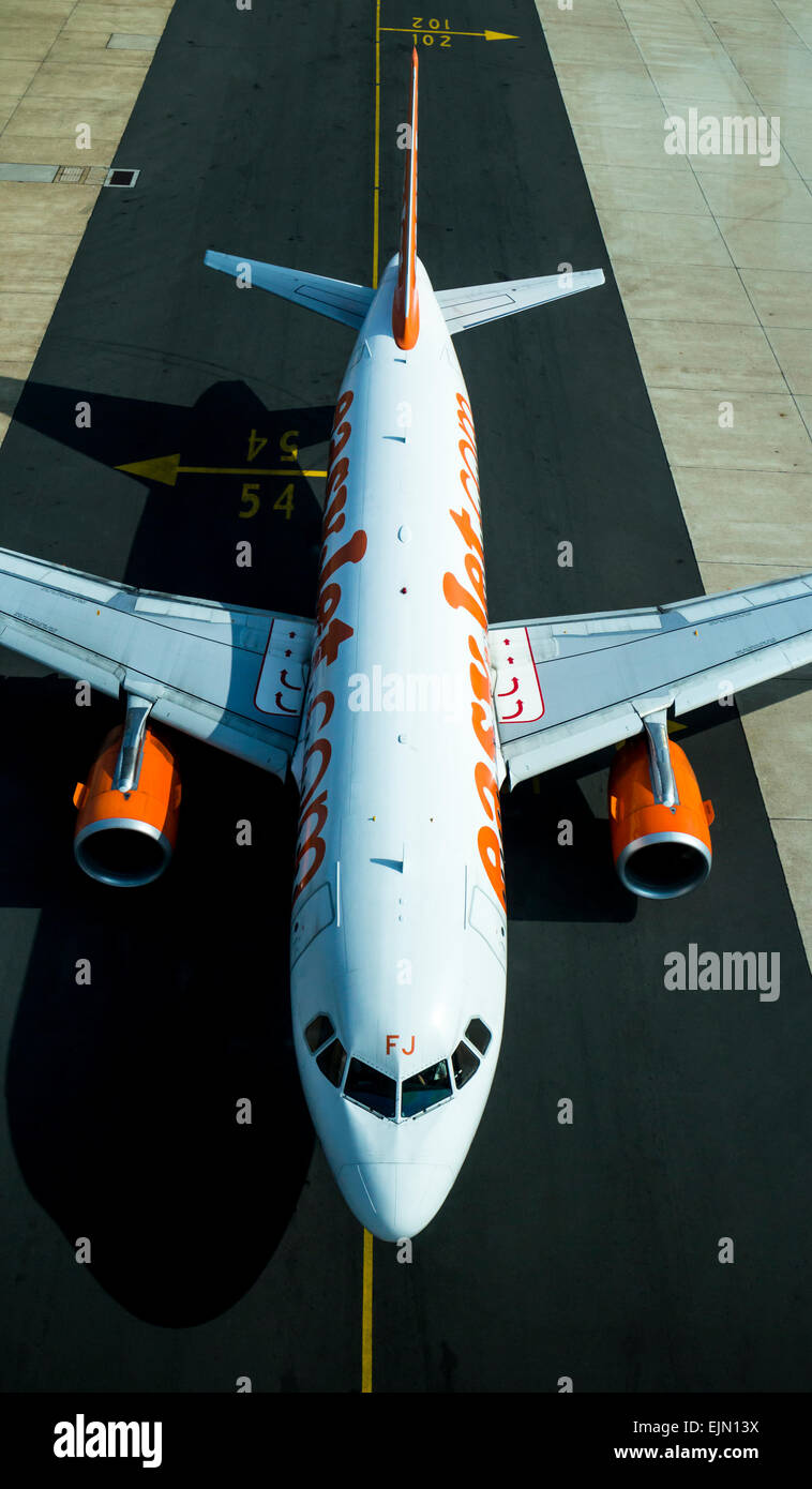 Avion Easyjet sur le tarmac à l'aéroport de Gatwick, north terminal, West Sussex, Angleterre. Banque D'Images