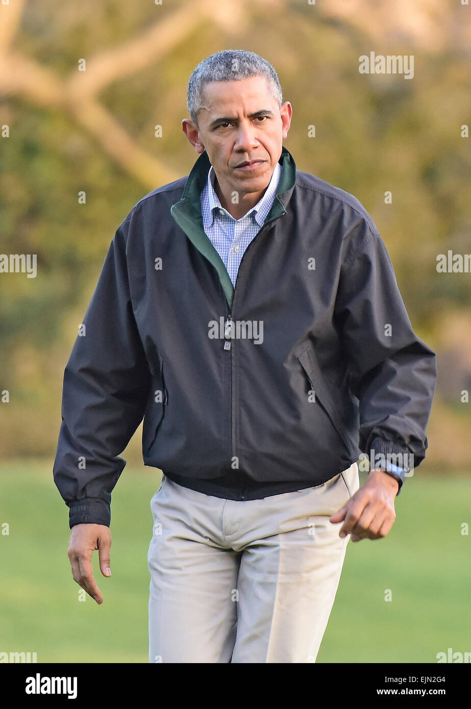 Le président des États-Unis Barack Obama retourne à la Maison Blanche à Washington, D.C. le dimanche 29 mars 2015 à la suite d'un voyage de 2 jours à Palm City, en Floride, où, selon la Maison Blanche, il a joué au golf. Credit : Ron Sachs / Piscine via CNP - AUCUN FIL SERVICE - Banque D'Images