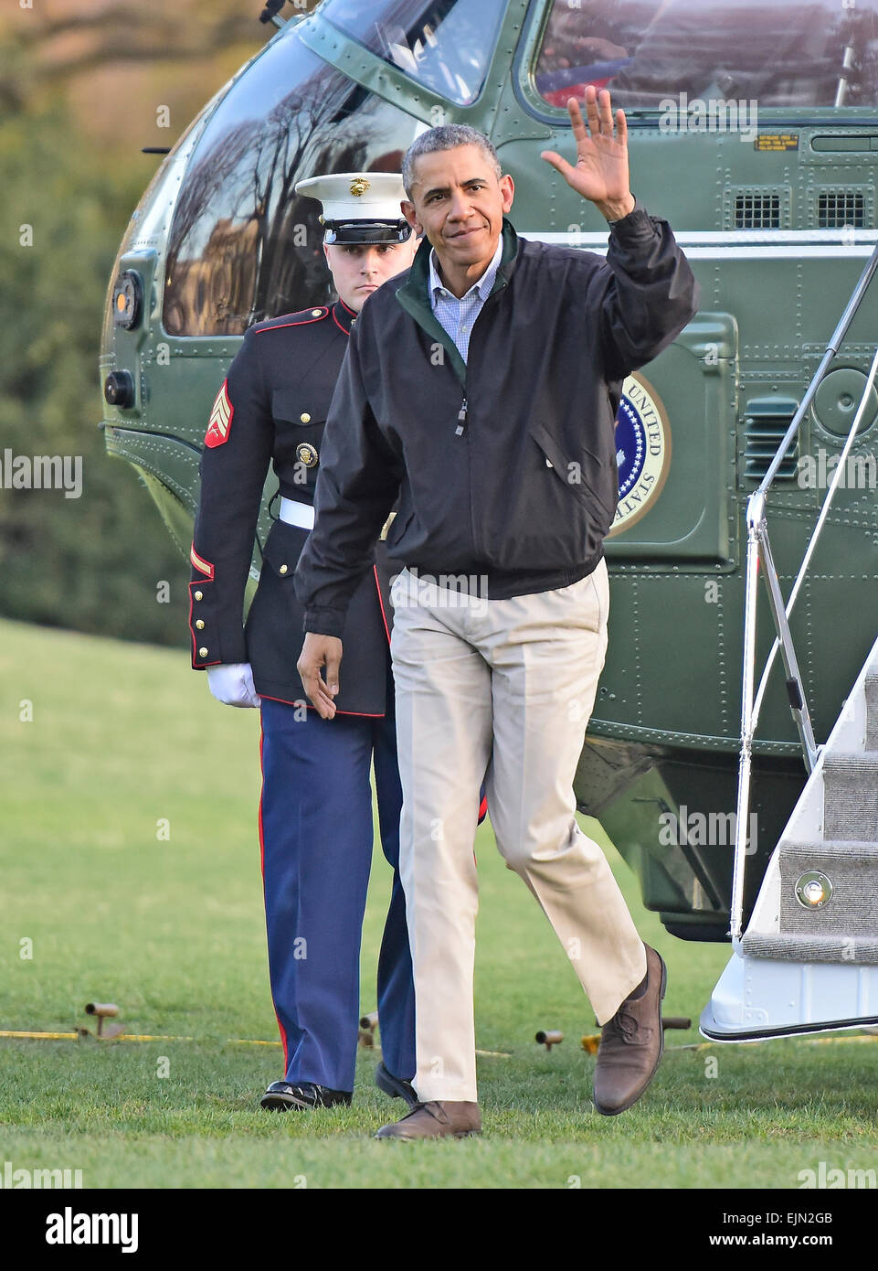 Le président des États-Unis Barack Obama retourne à la Maison Blanche à Washington, D.C. le dimanche 29 mars 2015 à la suite d'un voyage de 2 jours à Palm City, en Floride, où, selon la Maison Blanche, il a joué au golf. Credit : Ron Sachs / Piscine via CNP - AUCUN FIL SERVICE - Banque D'Images