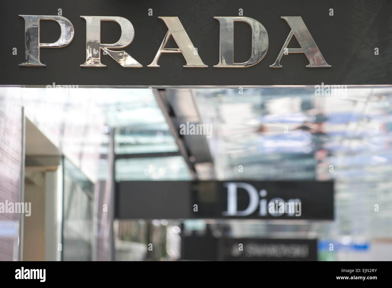 Auckland, Nouvelle-Zélande - 29 mars 2015 - Des signes d'étiquettes de mode de luxe Prada et Dior sur Queen Street à Auckland durant la Série mondiale de Triathlon International 2015 Les femmes de l'élite le 29 mars 2015 à Auckland, Nouvelle-Zélande, ecomomy, fonction. Dpa : Crédit photo alliance/Alamy Live News Banque D'Images