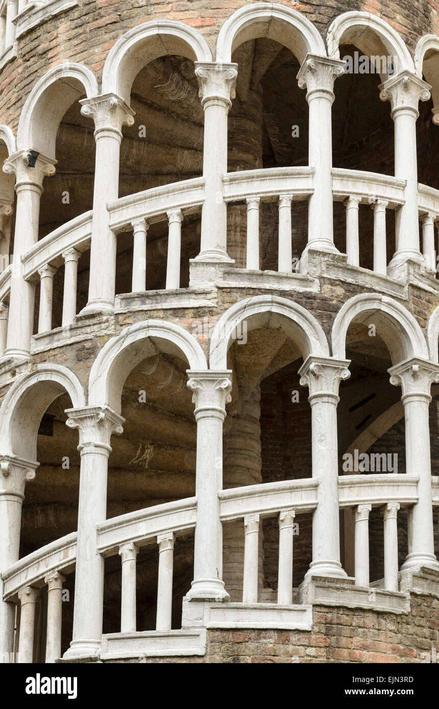 L'escalier en spirale du Palazzo Contarini del Bovolo. Un petit palais à Venise, Italie. Banque D'Images