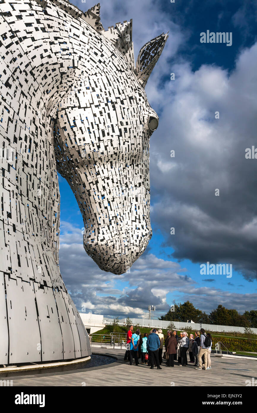 L'un d'Andy Scott Kelpies regardant vers le bas sur un groupe de personnes, l'hélice, l'Écosse. Banque D'Images