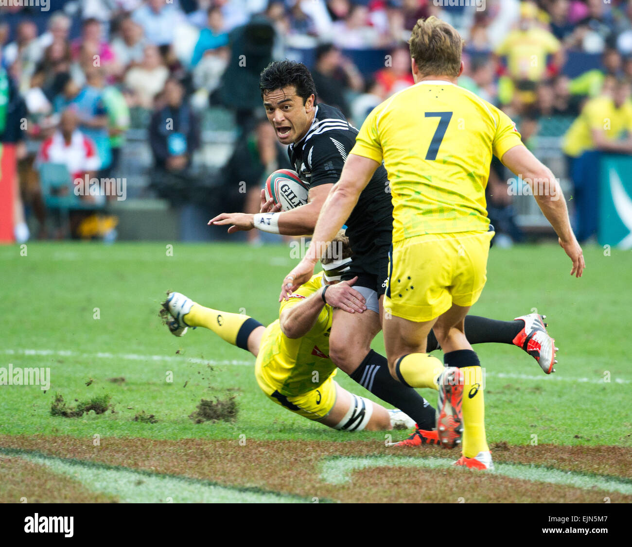 Hong Kong, Chine. Mar 28, 2015. Sherwin Stowers de Nouvelle-Zélande se plante au moyen de défense australienne.La Nouvelle-Zélande contre l'Australie. Jour 2 de la 40ème Hong Kong rugby 7's.28.03.15. 28 mars 2015. Credit : Jayne Russell/Alamy Live News Banque D'Images