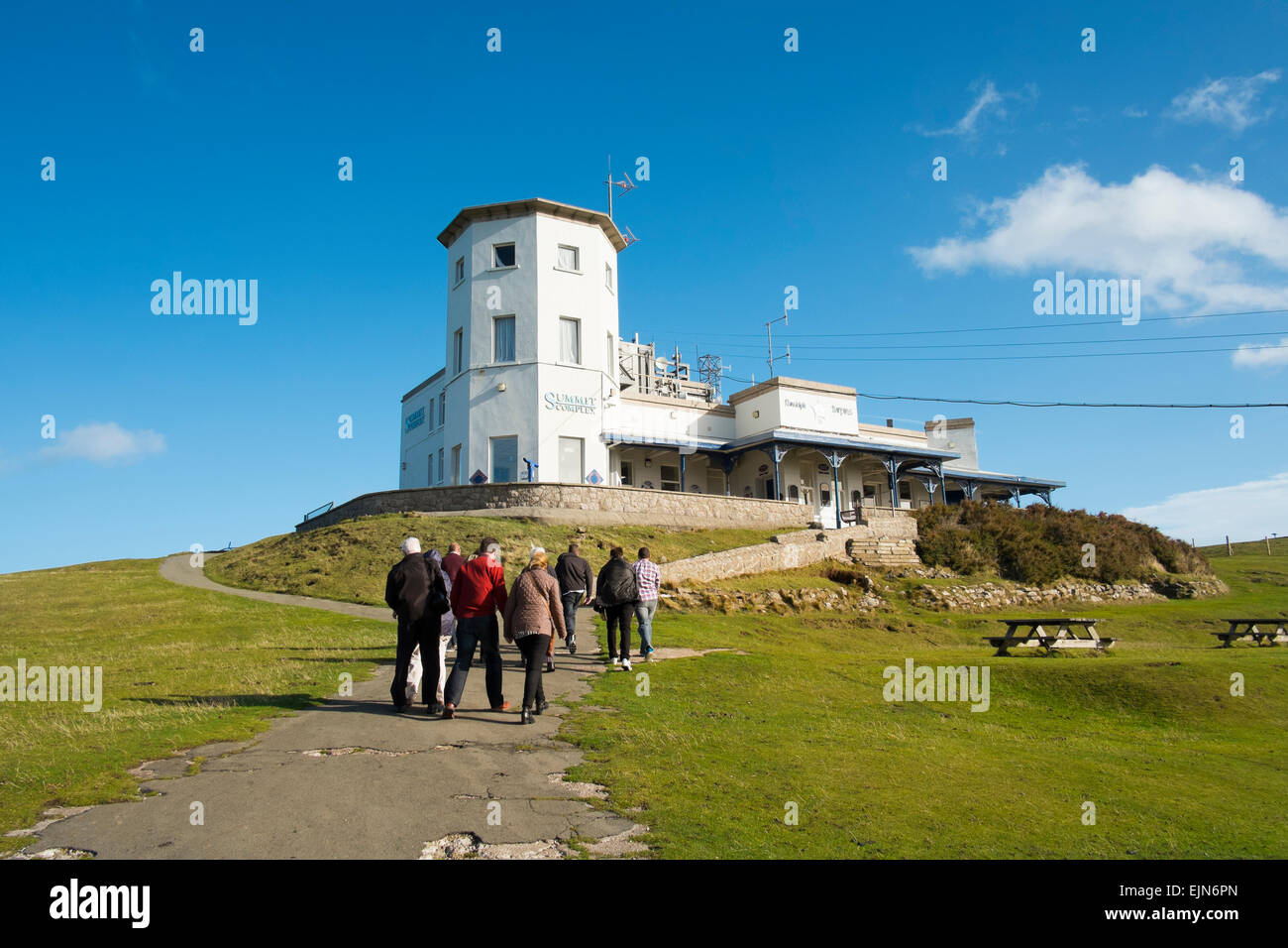 Les gens qui marchent au sommet complexe sur le grand orme à Llandudno, au Pays de Galles, Royaume-Uni. Banque D'Images