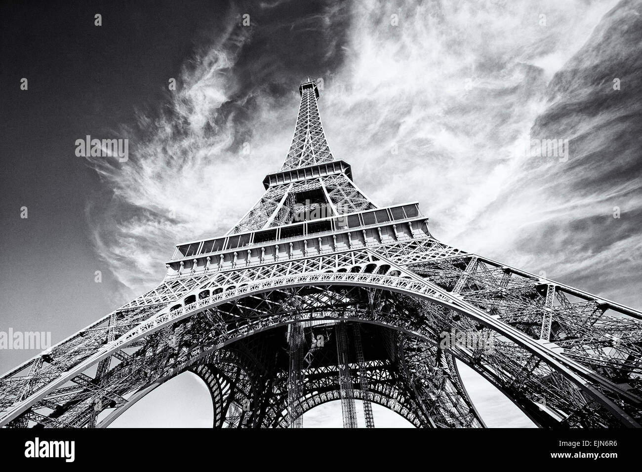 Spectaculaire vue sur la Tour Eiffel à Paris, France. Image en noir et blanc, même grain film ajouté. Banque D'Images