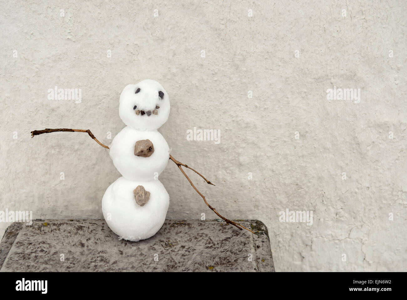 Petit bonhomme drôle sur fond d'un mur Banque D'Images