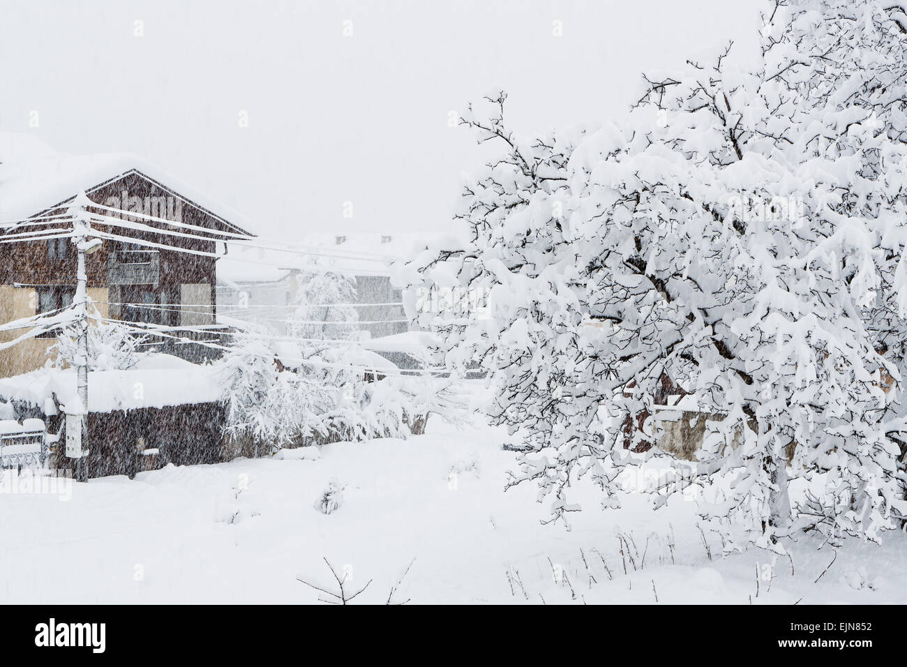 Neige forte dans la petite ville de Bulgarie dans les montagnes Banque D'Images