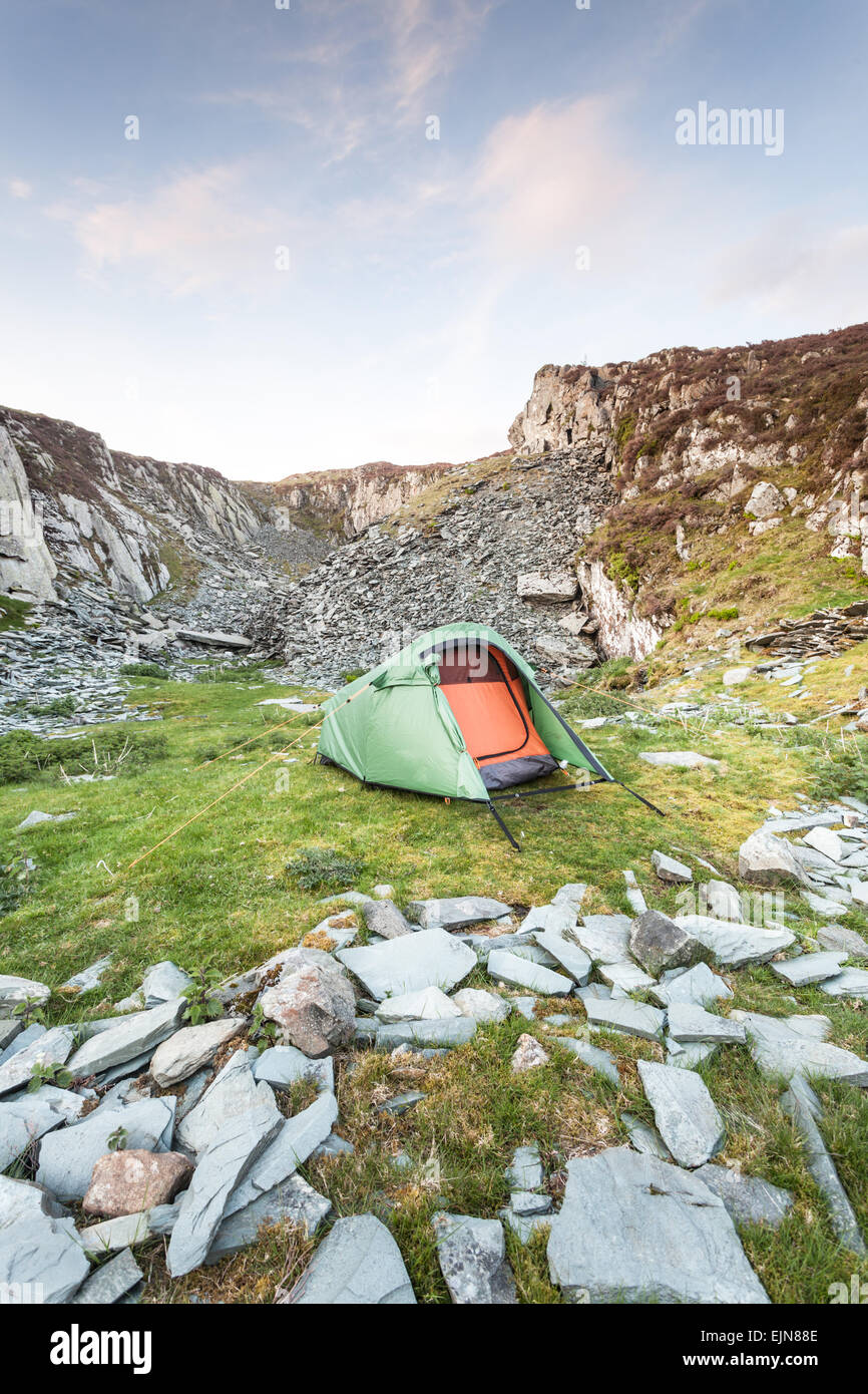 Camp sauvage tente à Fleetwith Pike près de Dubs hut et une carrière dans le Lake District, sur un beau matin d'été quand même. Banque D'Images