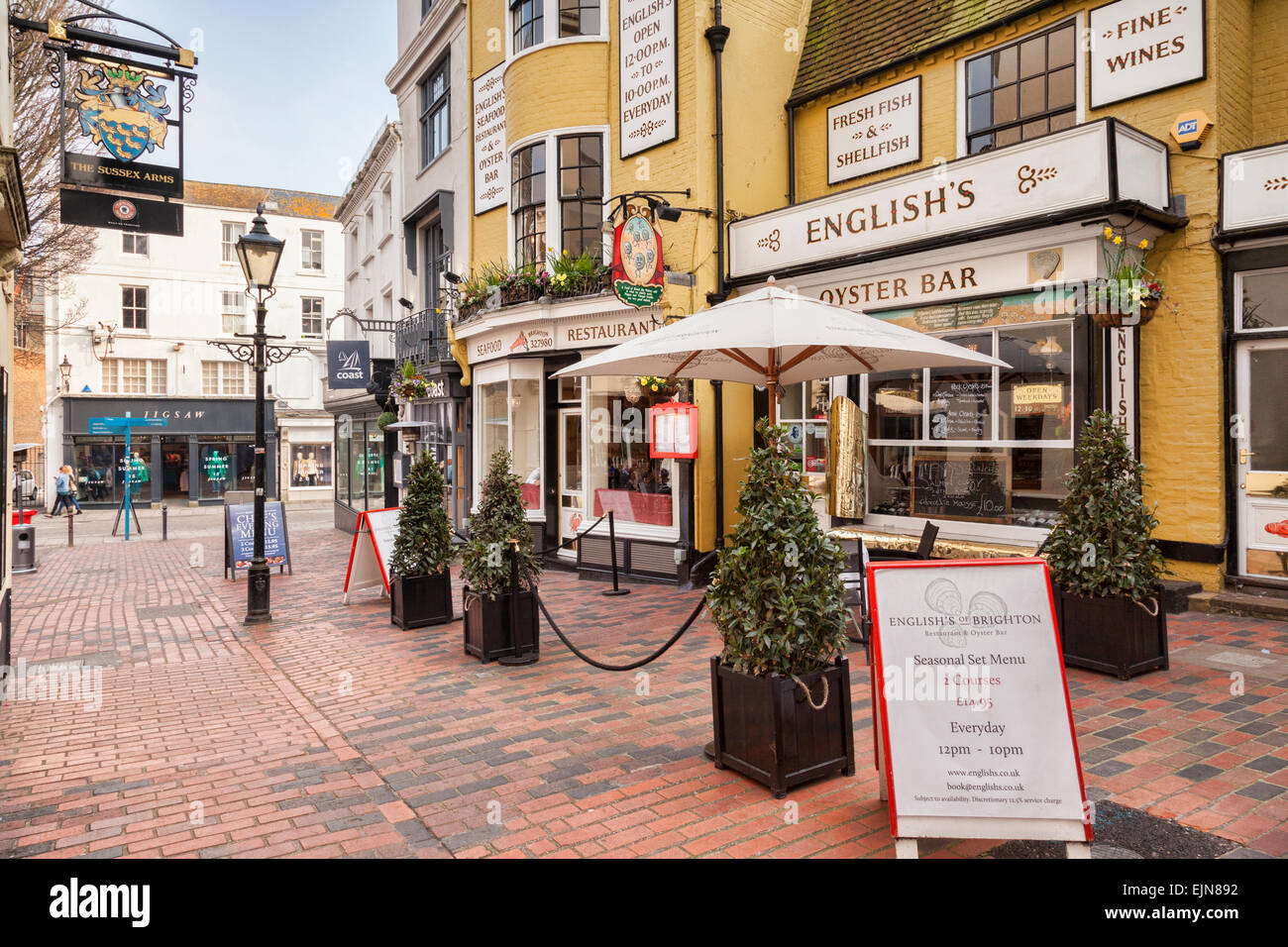 Magasins et restaurants dans les ruelles, Brighton, Sussex, England, UK. Banque D'Images