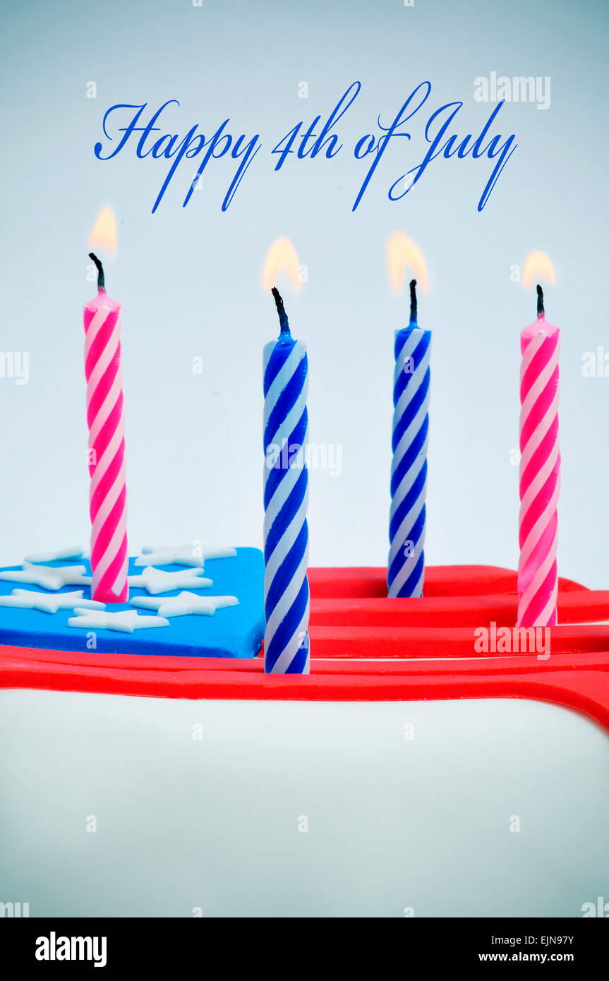 La phrase heureux 4 juillet et un petit gâteau décoré avec les couleurs et les étoiles du drapeau des États-Unis, et allumé des bougies Banque D'Images