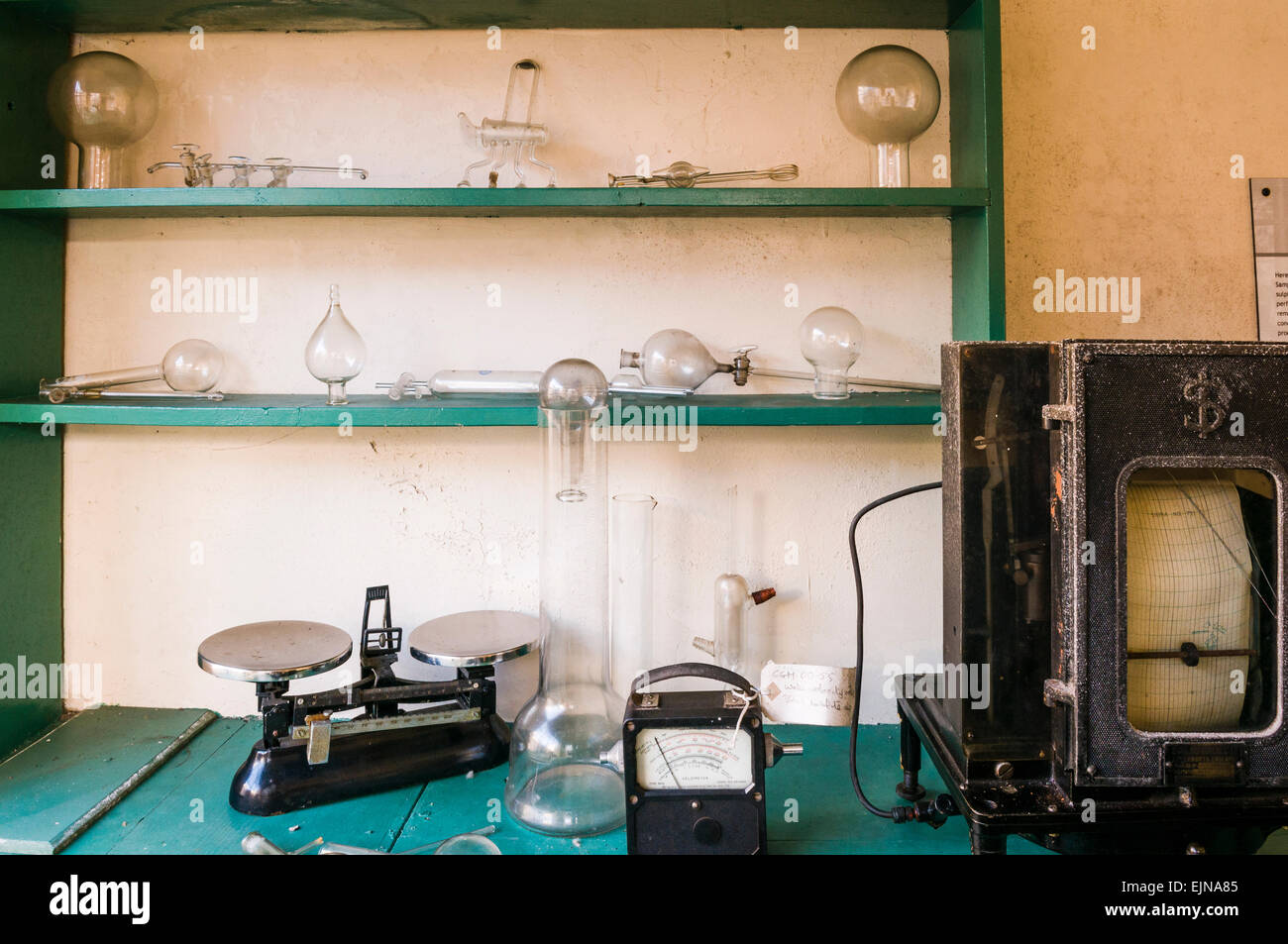 Un vieux laboratoire avec des échelles de mesure, l'équipement, des récipients en verre et les vannes Banque D'Images