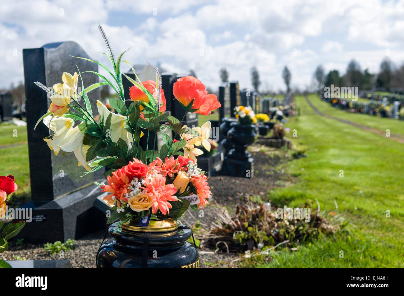 Des fleurs sur une tombe Banque D'Images