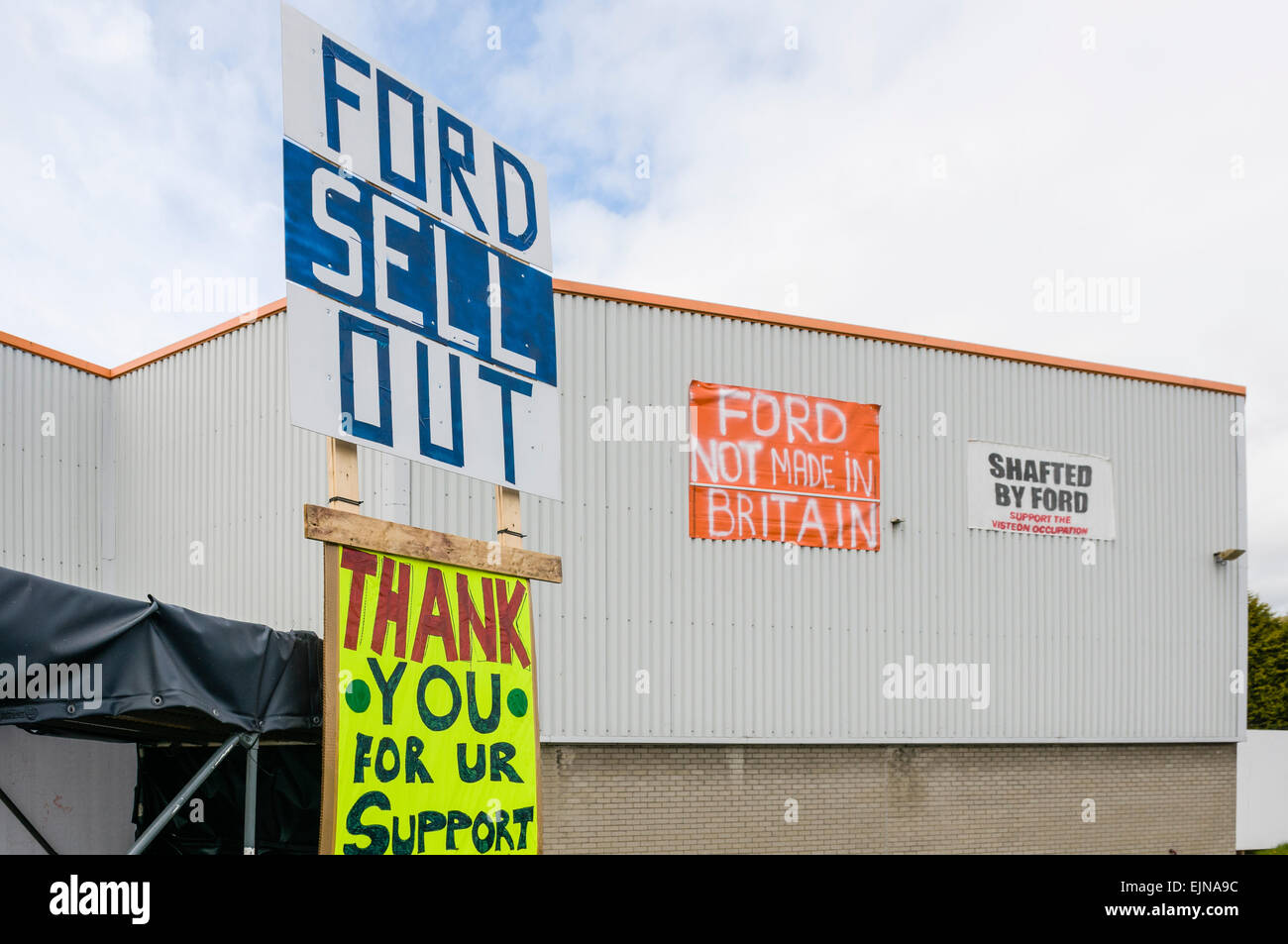 Protestation contre une usine de fabrication des pièces pour Ford après que la compagnie a retiré des contrats. Banque D'Images