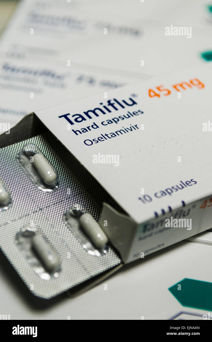 Blister de Tamiflu (Osteltamivir) capsules, 45 mg, à l'intérieur de la boîte, au-dessus de boîtes de Tamiflu 75mg Banque D'Images