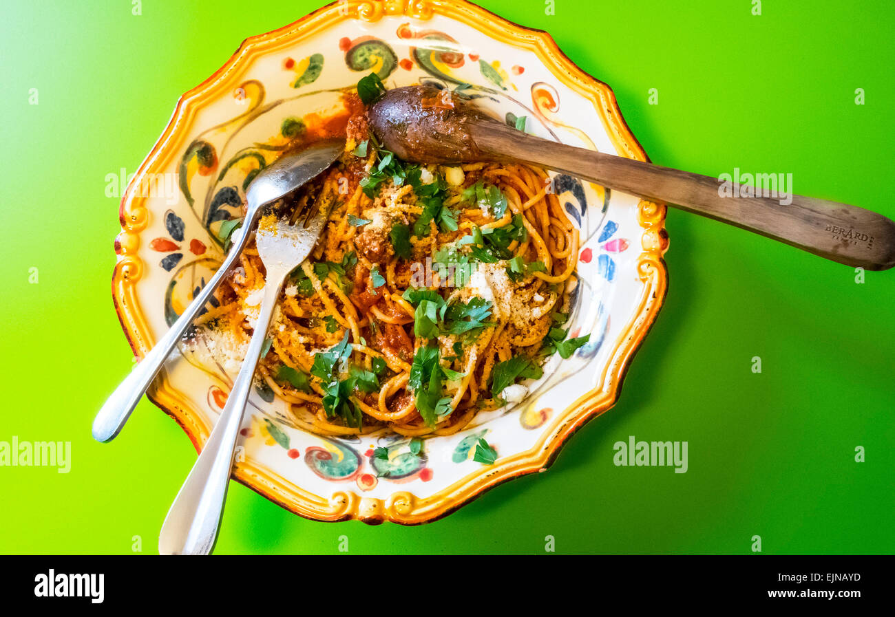 Spaghetti aux sardines et olives dans un bol vert italien orné sur la table, un plat Sicilien Banque D'Images