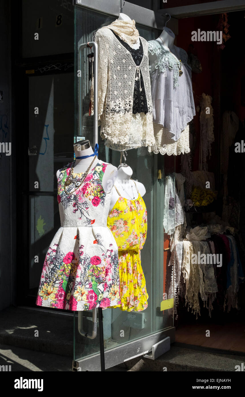 Vêtements colorés en vente en magasin à New York City Banque D'Images