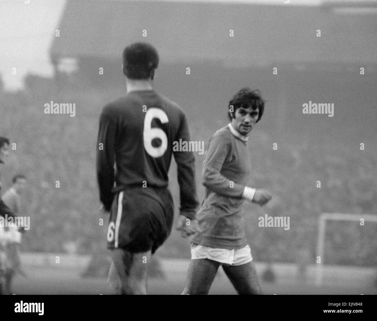 Division de la Ligue anglaise un match à Stamford Bridge. 1 Chelsea v  Manchester United 1. United's George Best, marqué de près par Ron Harris.  25 novembre 1967 Photo Stock - Alamy
