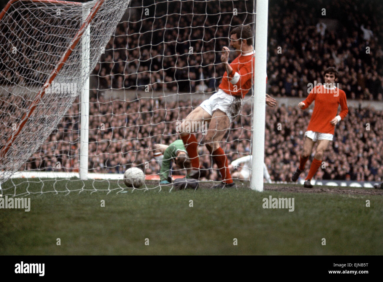 Manchester United v Nottingham Forest league à Old Trafford, 23 mars 1968. Nottingham Forest gardien Brian Williamson n'est pas en mesure d'empêcher des notation Brennan Shay's 2e but en tant que coéquipier George Best regarde sur. Score final : Manchester United 3-0 Nottingham Forest Banque D'Images