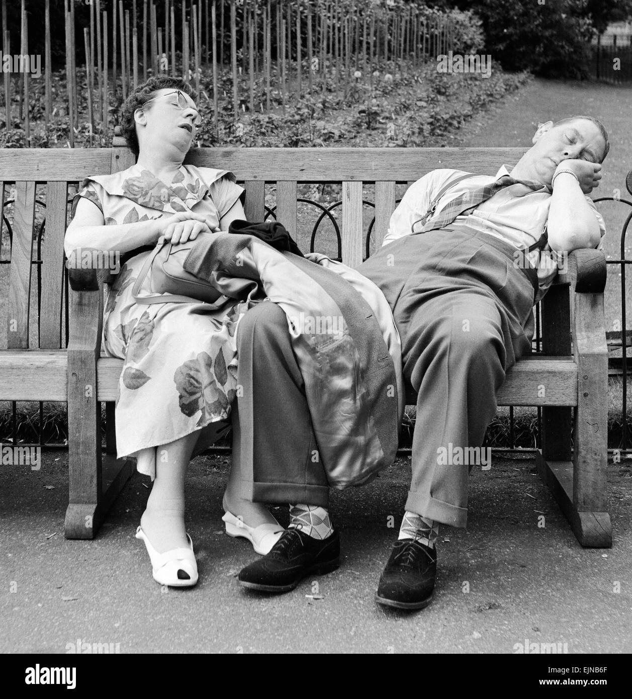 Vieux couple endormie au soleil au Lido de Serpentine, à Hyde Park. 16 juin 1958. Banque D'Images