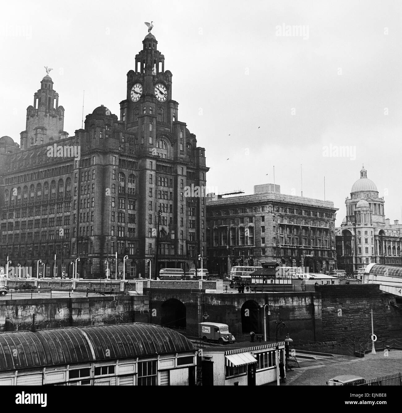 Vues de Liverpool, Merseyside, 13 mai 1954. Les quais et les bureaux de l'Office, le Port Royal Liver Building et la Cunard Building. La vie dans le miroir série. Banque D'Images