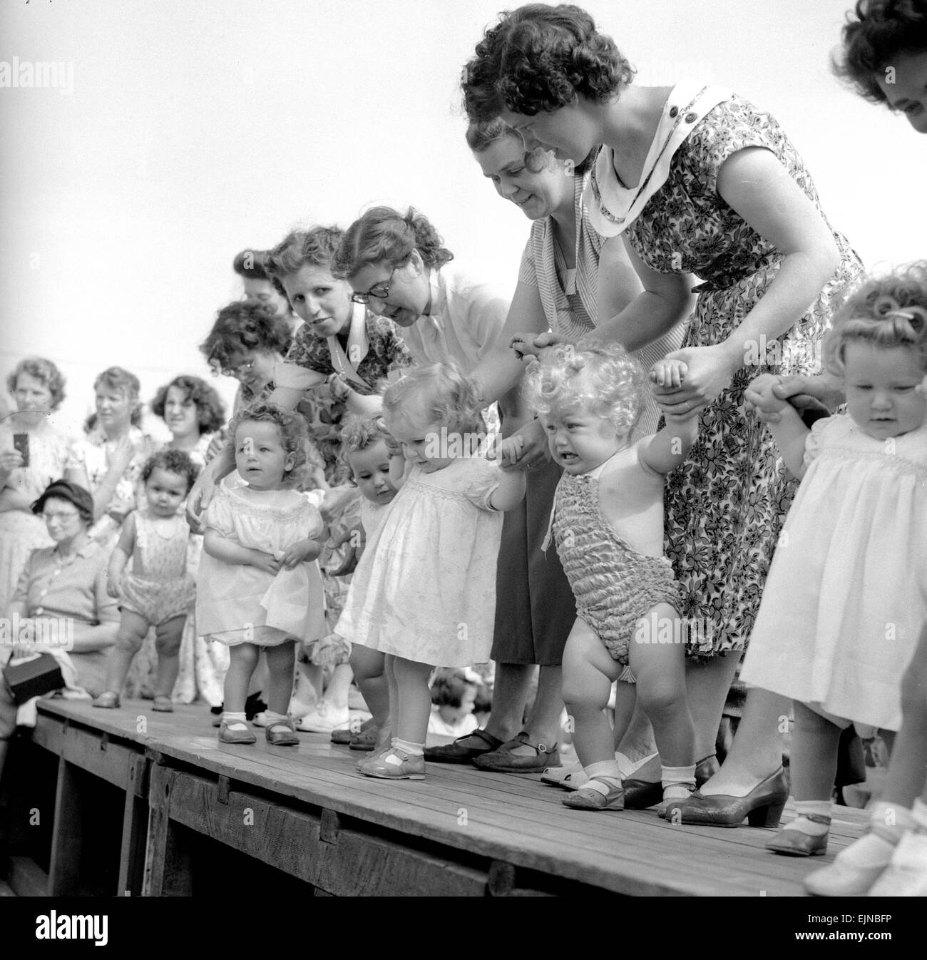 Beau Bébé Show qui a eu lieu sur la promenade à Whitley Bay. 27 juillet 1952 *** *** Local Caption - watscan - 26/01/2010 Banque D'Images