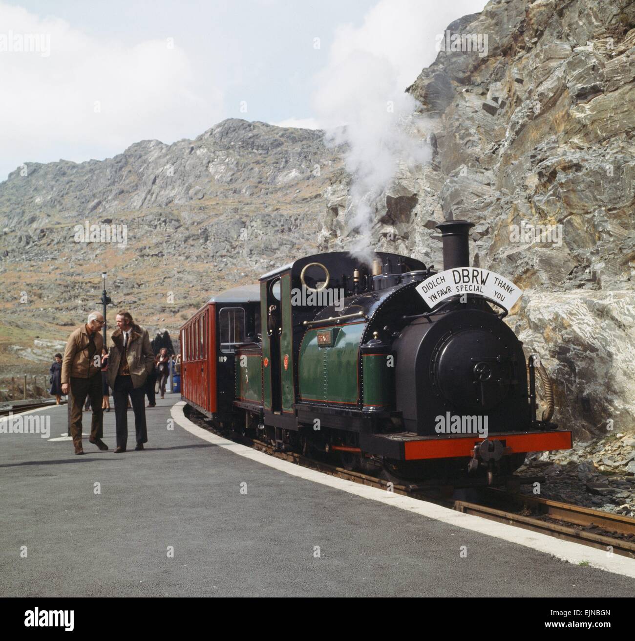Le chemin de fer Ffestiniog est la plus ancienne compagnie de chemin de fer dans le monde - être fondée par une loi du Parlement en 1832. Le chemin de fer a été construite à l'origine tirés par des chevaux et la gravité pour le transport de ligne des carrières d'ardoise dans les montagnes autour de Blaenau Ffestiniog à la ville de Porthmadog. Locomotives à vapeur pour la première fois sur la ligne en octobre 1863 Le chemin de fer a été un très grand succès et a présenté de nombreuses solutions d'ingénierie innovantes pour faire face à l'augmentation rapide de la production des carrières et du nombre de passagers qu'il a effectué. Ingénieurs du monde entier sont venus à l'étude e Banque D'Images