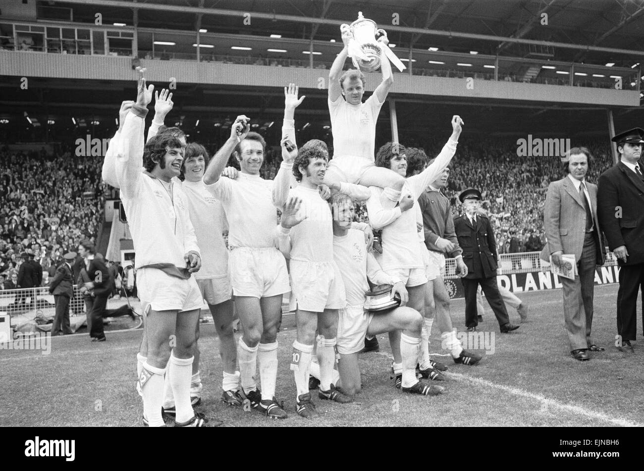 Billy Bremner Leeds United le capitaine est soulevé par ses coéquipiers à la F.A. Cup après leur victoire sur néant un Arsenal en finale de la coupe d'Angleterre. 6 mai 1972 *** *** Local Caption Planman - - 05/07/2010 Banque D'Images