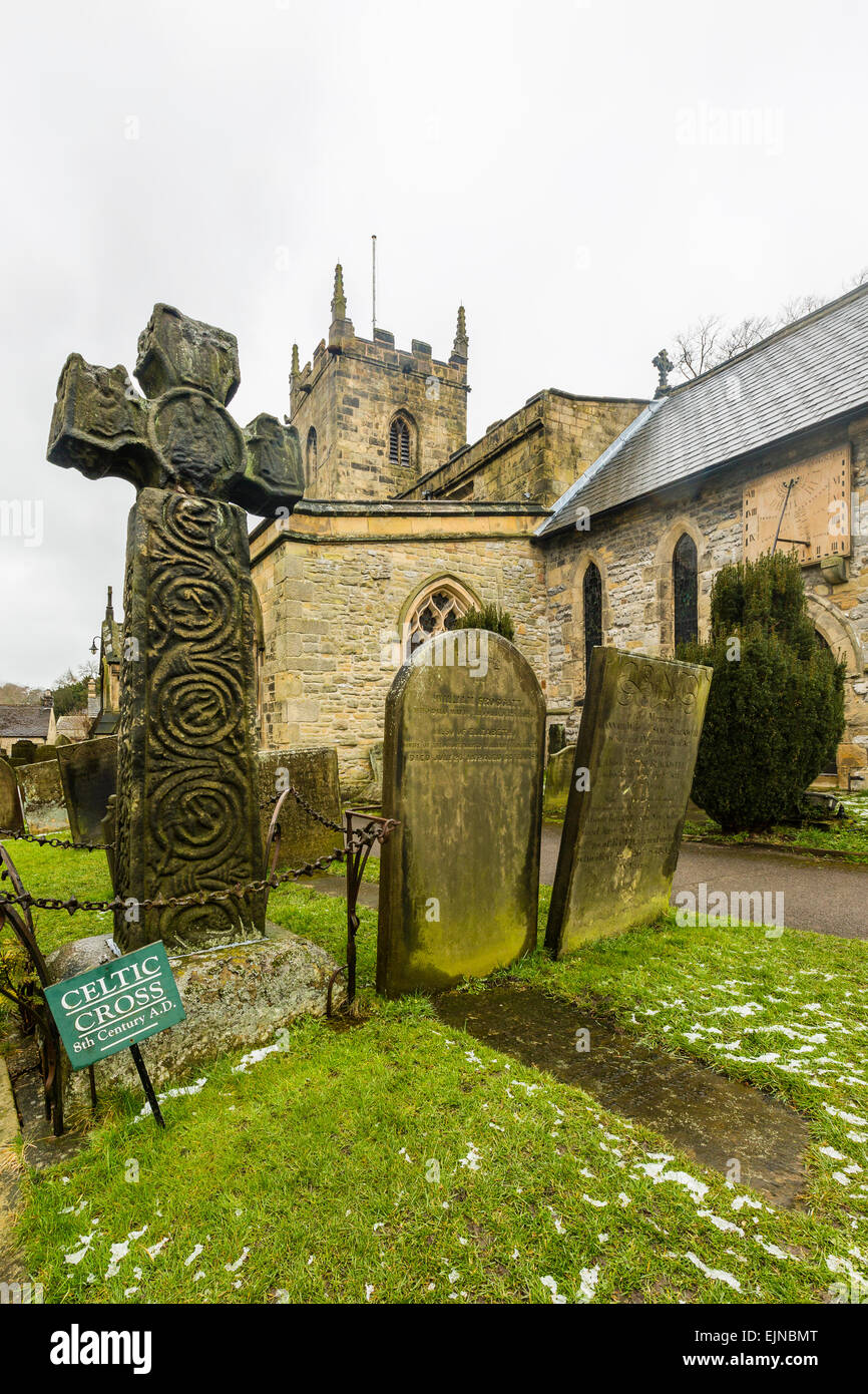 Une croix celtique à Eyam Église, Eyam. L'épidémie de peste de 1665 qui a frappé le village lui-même en quarantaine. Banque D'Images