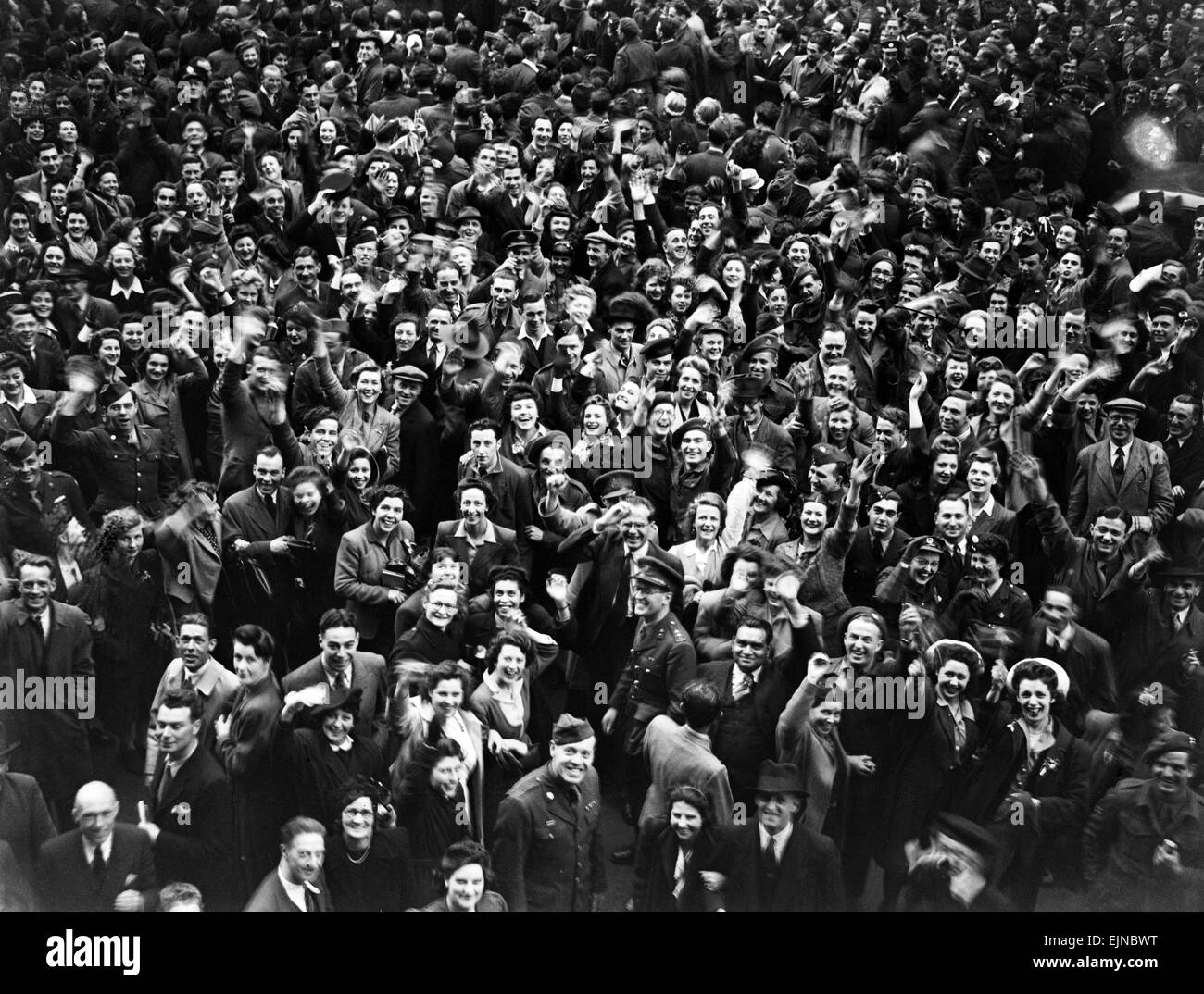 Célébrations du Jour de la victoire à Londres à la fin de la Seconde Guerre mondiale. Des foules immenses se sont réunis autour de Piccadilly Circus au cours des célébrations. 8e mai 1945. Banque D'Images