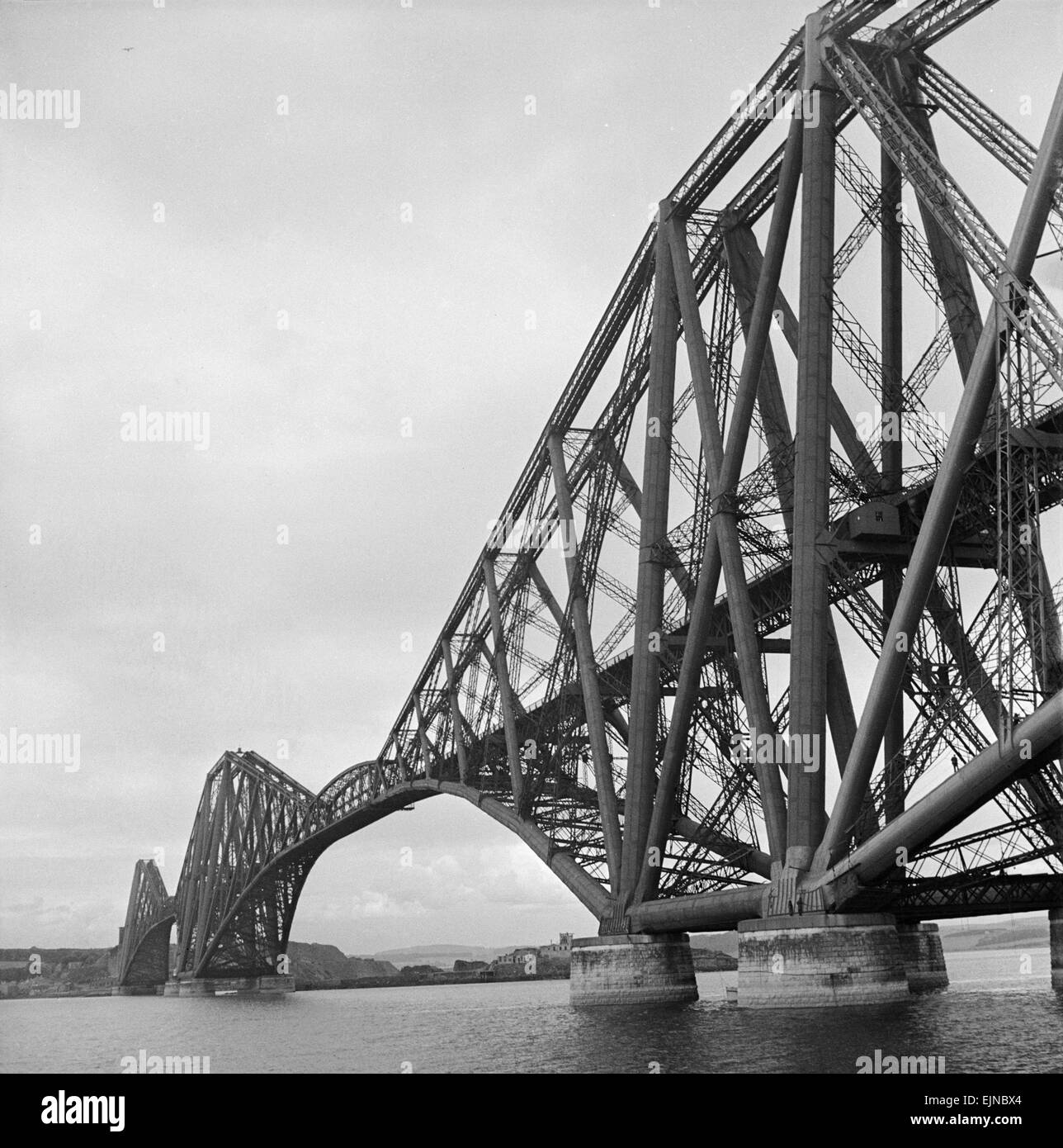 Le Forth Rail Bridge. Le Pont du Forth (construit en 1890) a été le plus grand pont à portée libre au monde. Le pont a pris sept ans pour construire, coût 3 millions de livres à l'époque et utilisé plus de 50 000 tonnes d'acier. C'était la plus grande structure de génie civil réalisés au cours de la dix-neuvième siècle et, bien que William Morris a décrit comme 'le supremest exemplaire de toutes les laideurs', il reste une des merveilles du monde industriel. Les structures d'ingénierie Cantiliver pont Tablier AfairScenes 4 mars 1890 Anniversaire - Prince de Galles ouvre le pied 1 710 Pont du Forth en Écosse Banque D'Images