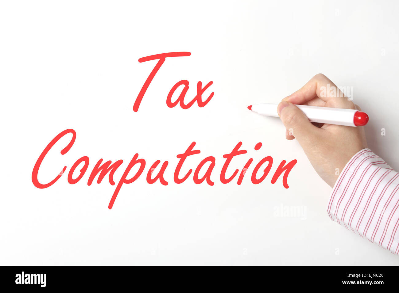 Femme d'affaires écrit mot calcul de la taxe sur le tableau blanc Banque D'Images