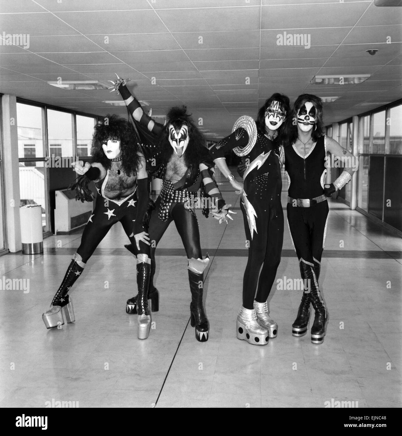 Kiss, le spectaculaire et colorée du groupe de rock américain, est arrivé en Grande-Bretagne aujourd'hui pour leurs débuts européens de spectacles. Le groupe va porter leurs crampons fortement costumes noir et argent avec des bottes sculptées ; ils apparaissent en noir, blanc et argent - tout comme les forces du mal incarné. Sur la photo à l'arrivée à l'aéroport de Heathrow sont membres du groupe de gauche à droite : l-r Paul Stanley, Gene Simmons, Ace Frehley et Peter Criss. 10 mai 1976. Banque D'Images