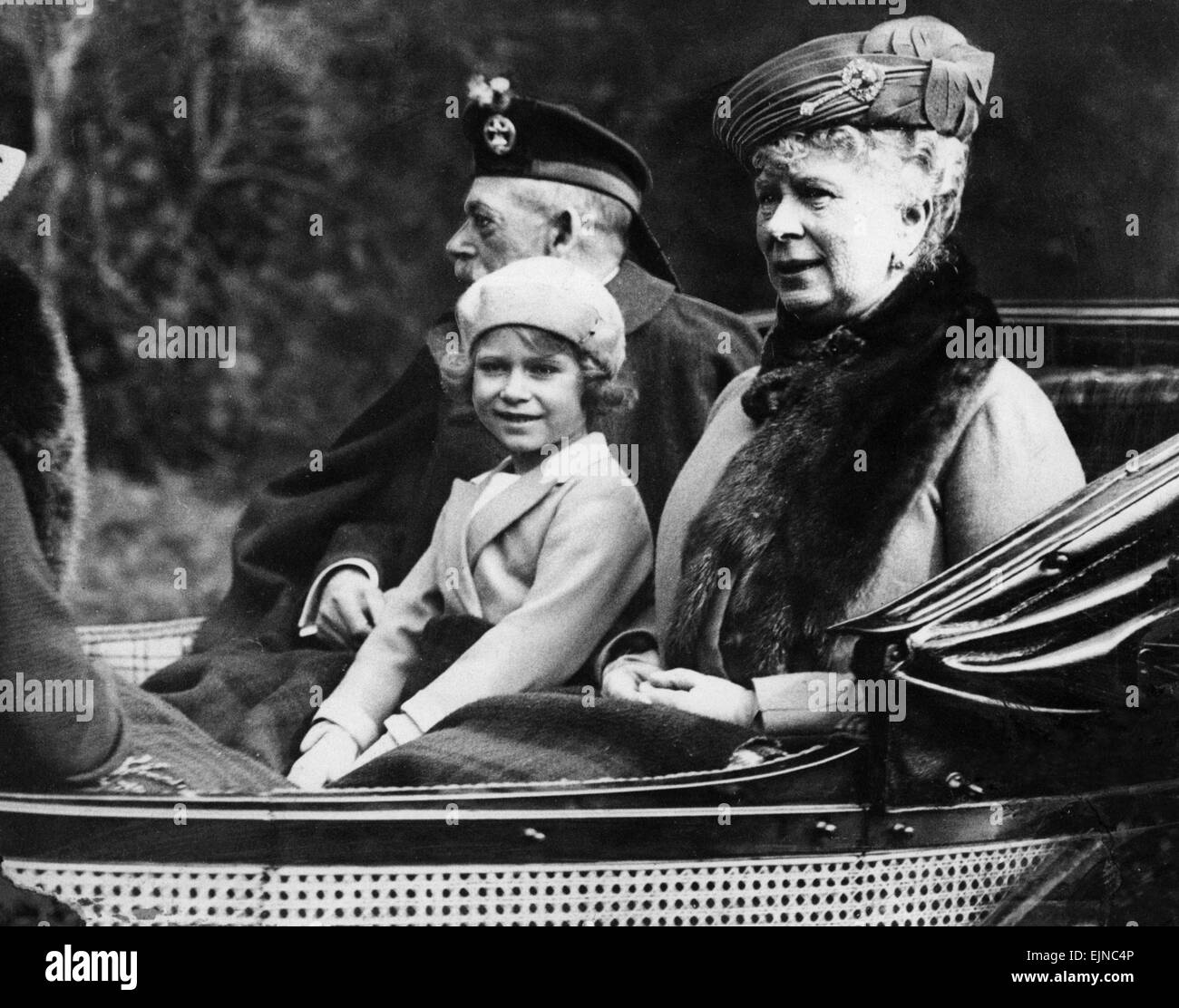 La princesse Elizabeth assis dans la calèche avec ses grands-parents le roi George V et la reine Marie sur le chemin du retour à Balmoral après avoir assisté à l'église de Crathie à proximité. 5e septembre 1932. 00124625 Banque D'Images