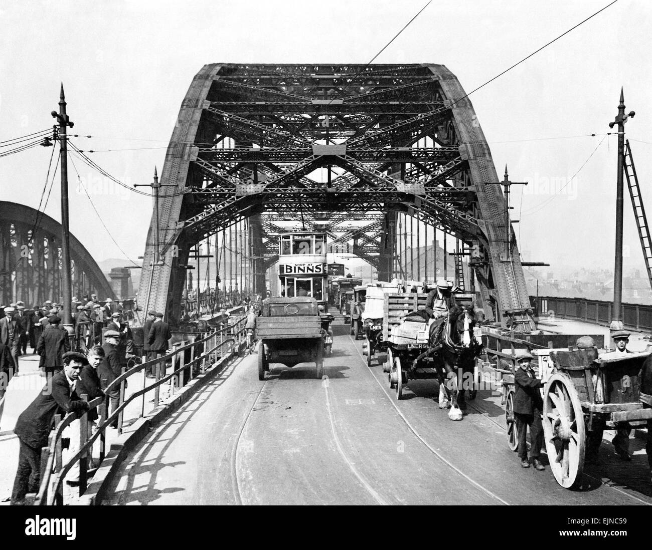 Pont de Wearmouth à Sunderland dans les années 1930 - Juste un autre genre d'embouteillage en ces jours 01/06/31v. Banque D'Images