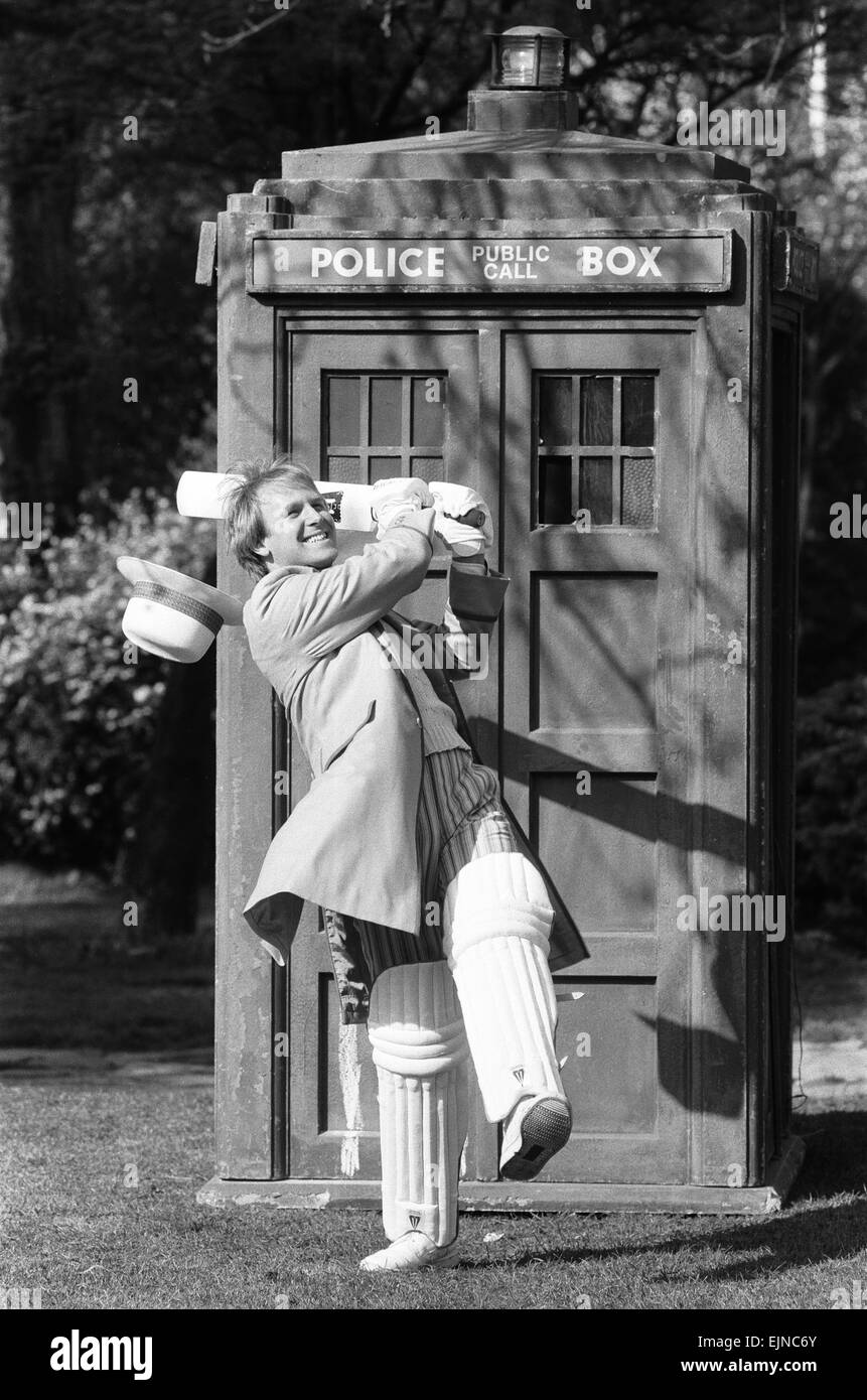 L'acteur Peter Davison vu ici au cours de sa première conférence de presse comme la 5e médecin qui en 75015 à l'arrière de la BBC Television Centre dans l'ouest de Londres. Le nouveau médecin est d'avoir une image totalement différente de ses prédécesseurs. Le nouveau médecin qui est un fan de cricket et sera habillé en conséquence. Ses connaissances et son amour de cricket peut parfois aider des coins serrés. 15 avril 1981 Banque D'Images