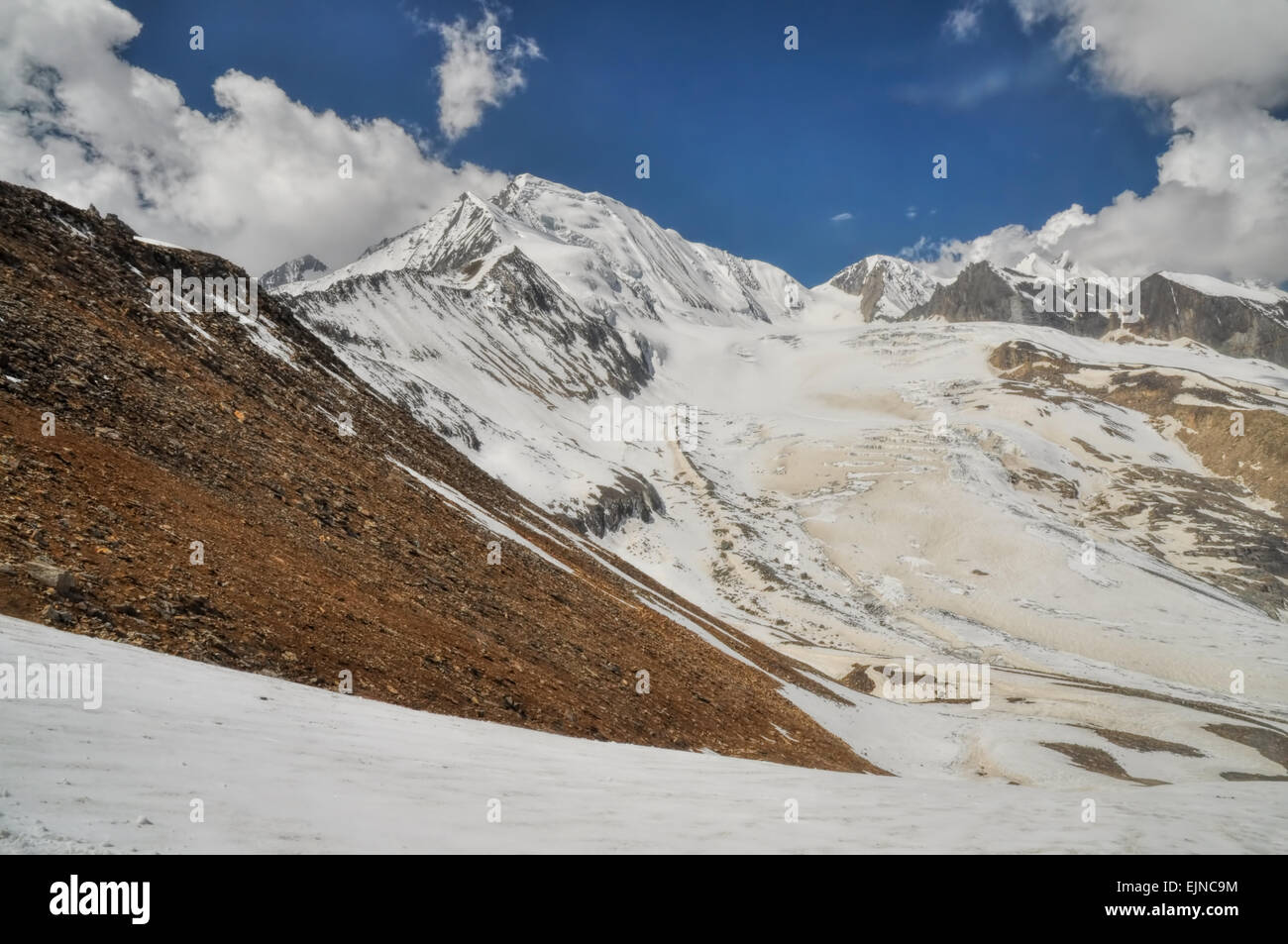 Des pics de montagne pittoresque dans les montagnes de l'Himalaya au Népal Banque D'Images