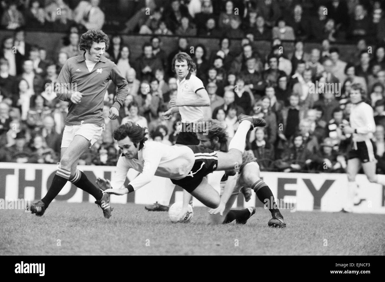 Fulham 6 c. Leyton Orient 1 ancienne Angleterre capitaine Bobby Moore's dernier match. Bobby le trophée de la Coupe du monde pour les fans avant le match. George Best est envoyé voler. 7 mai 1977 Banque D'Images